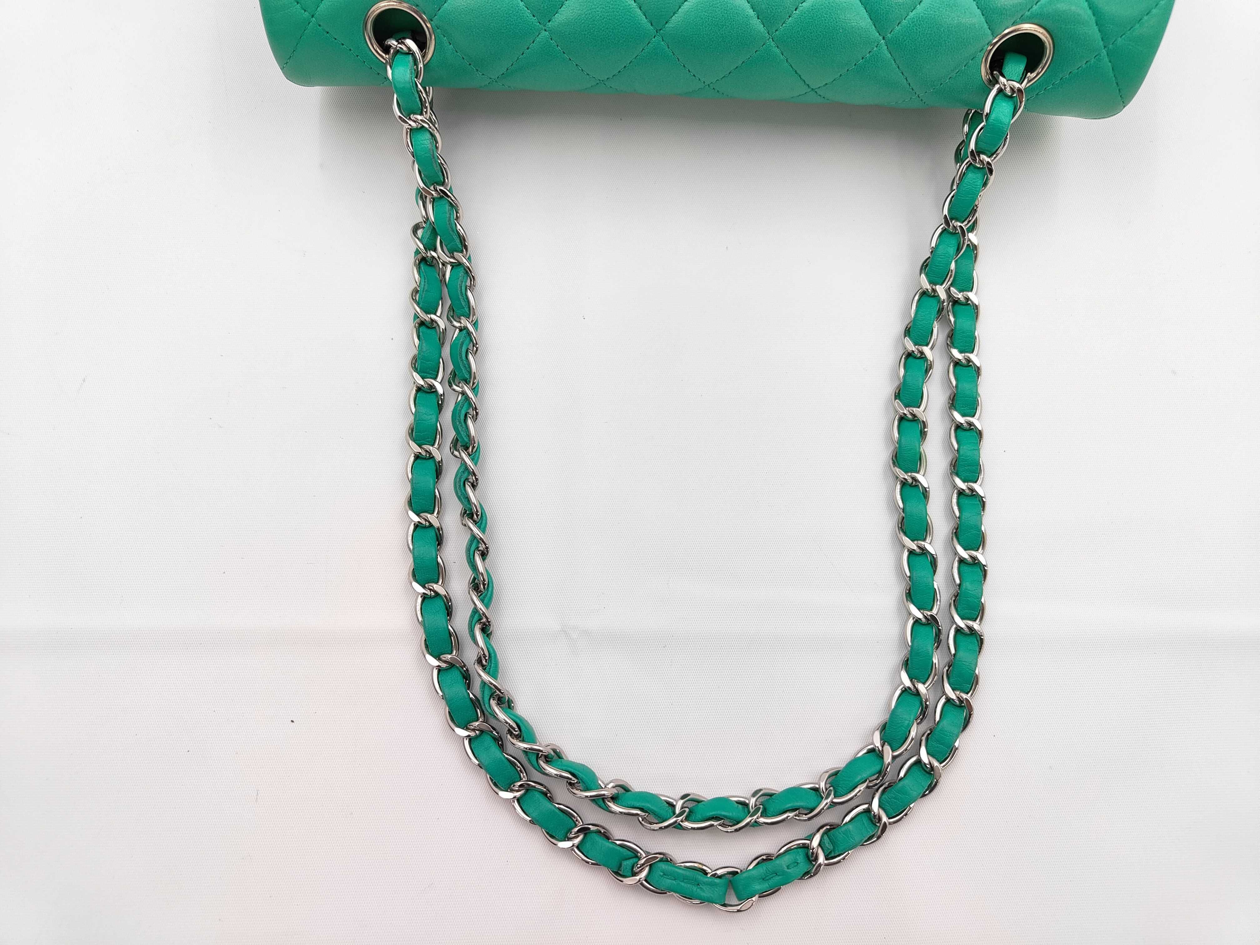 Matelassé 25 Lambskin Green Double Flap Double Chain Shoulder Bag — view 3