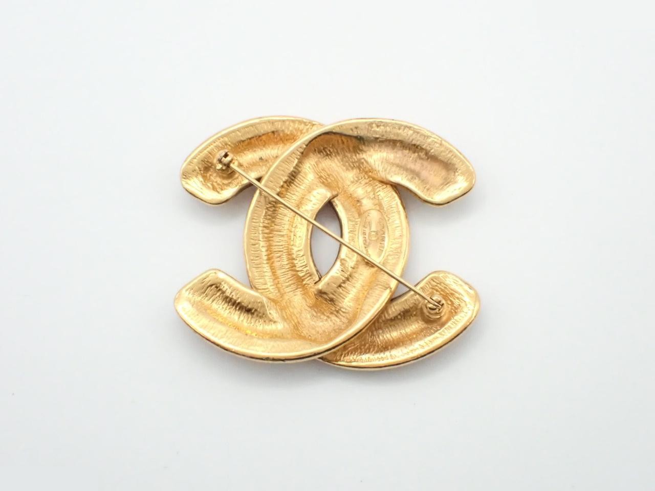 Metal brooch, matelassé — view 2