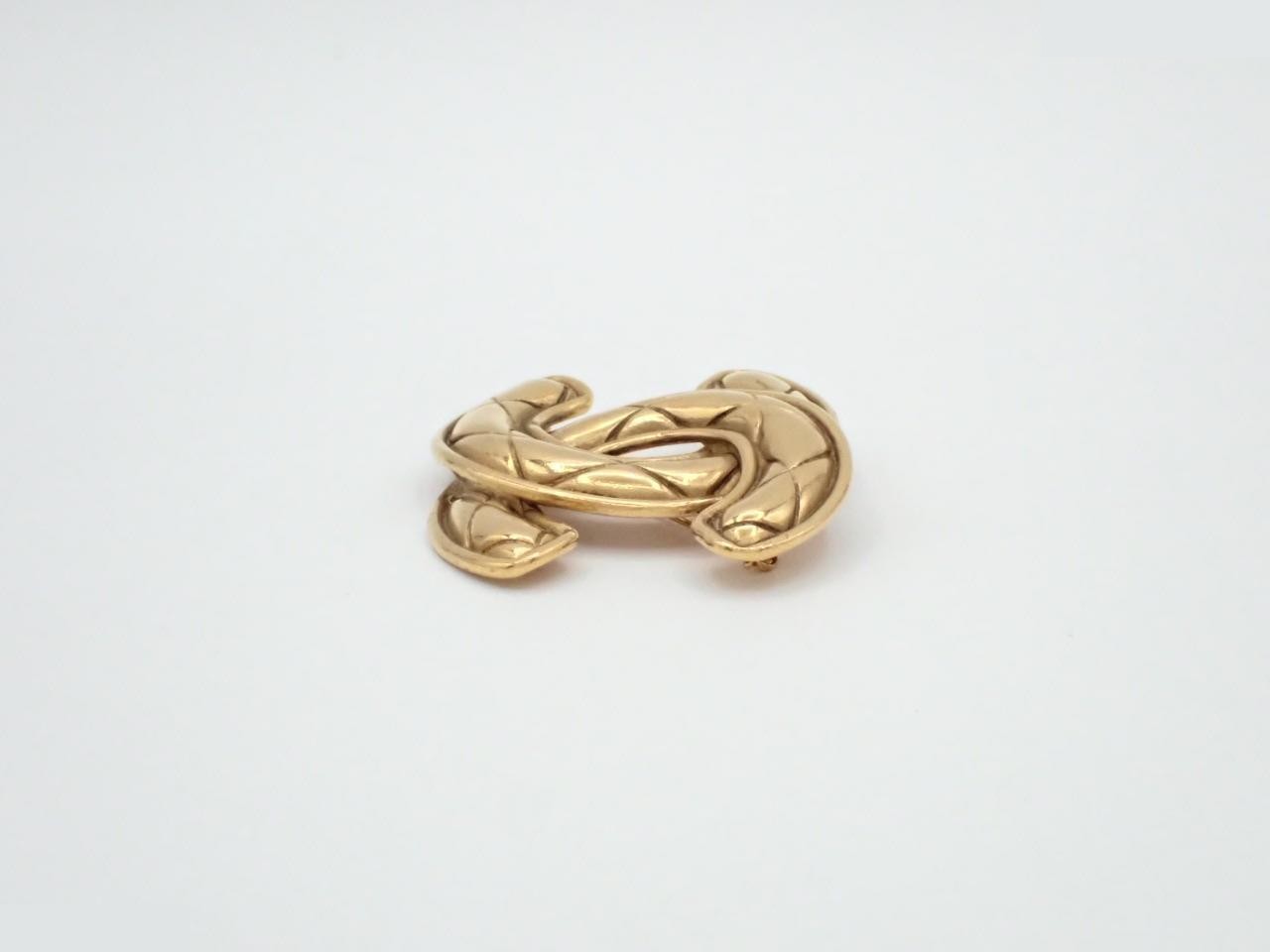 Metal brooch, matelassé — view 3