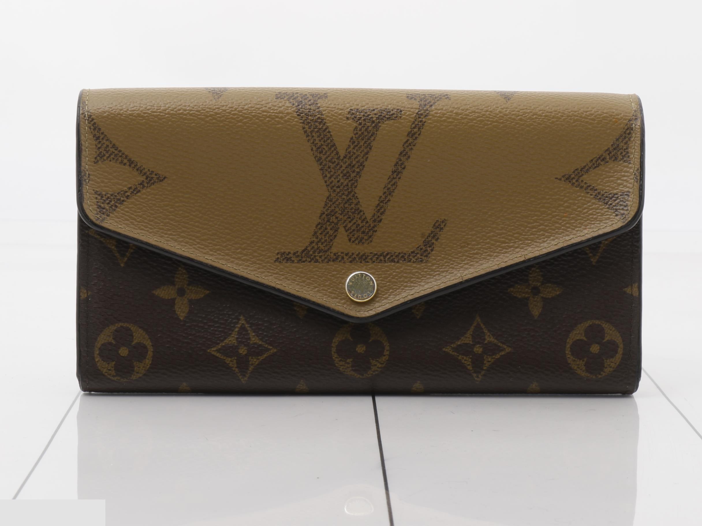 Portefeuille Sarah Monogram Giant Reverse Long Wallet