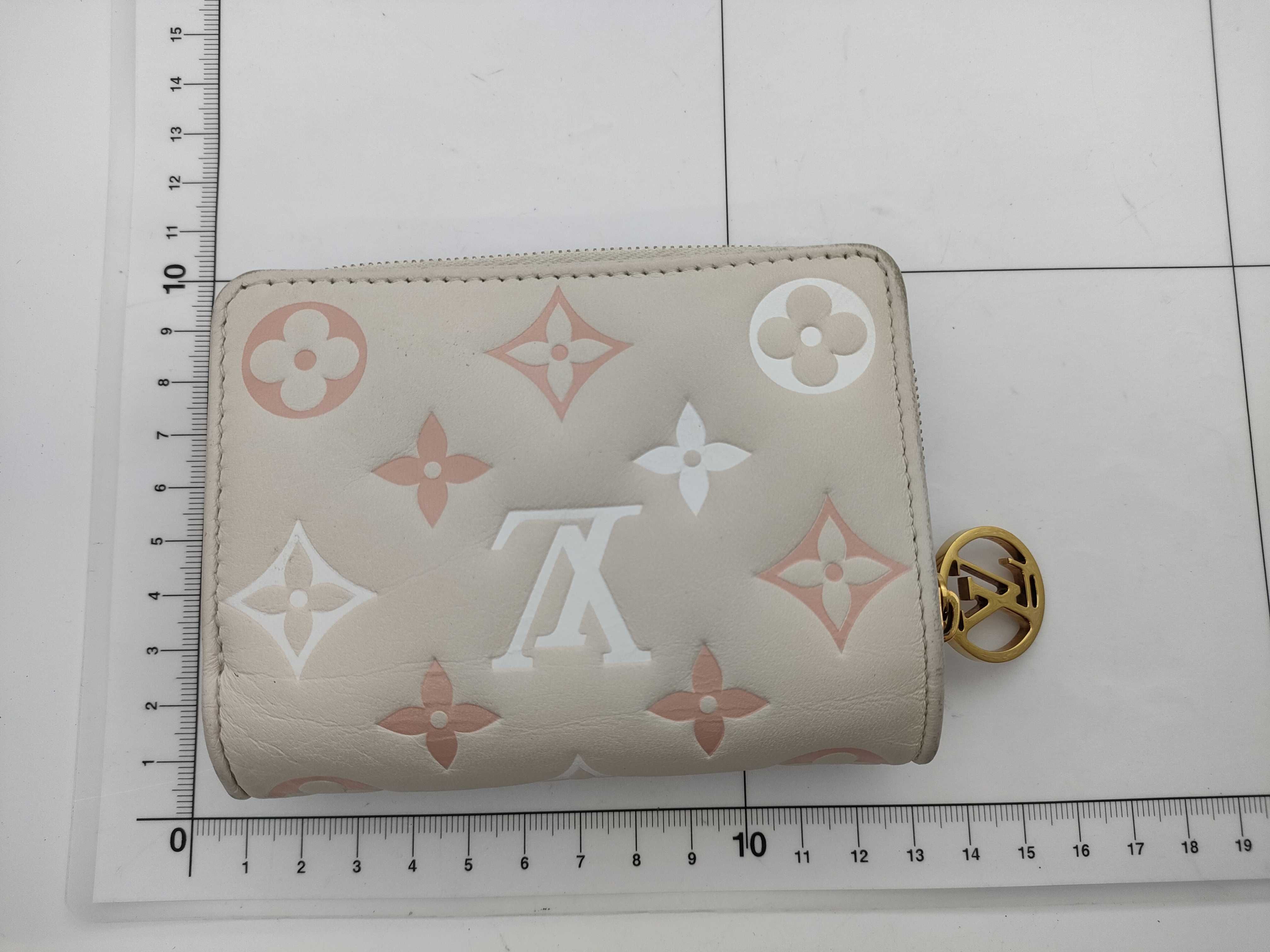 Monogram M82291 Portefeuille Lou Bi-fold Wallet *Initial Wallet — view 2