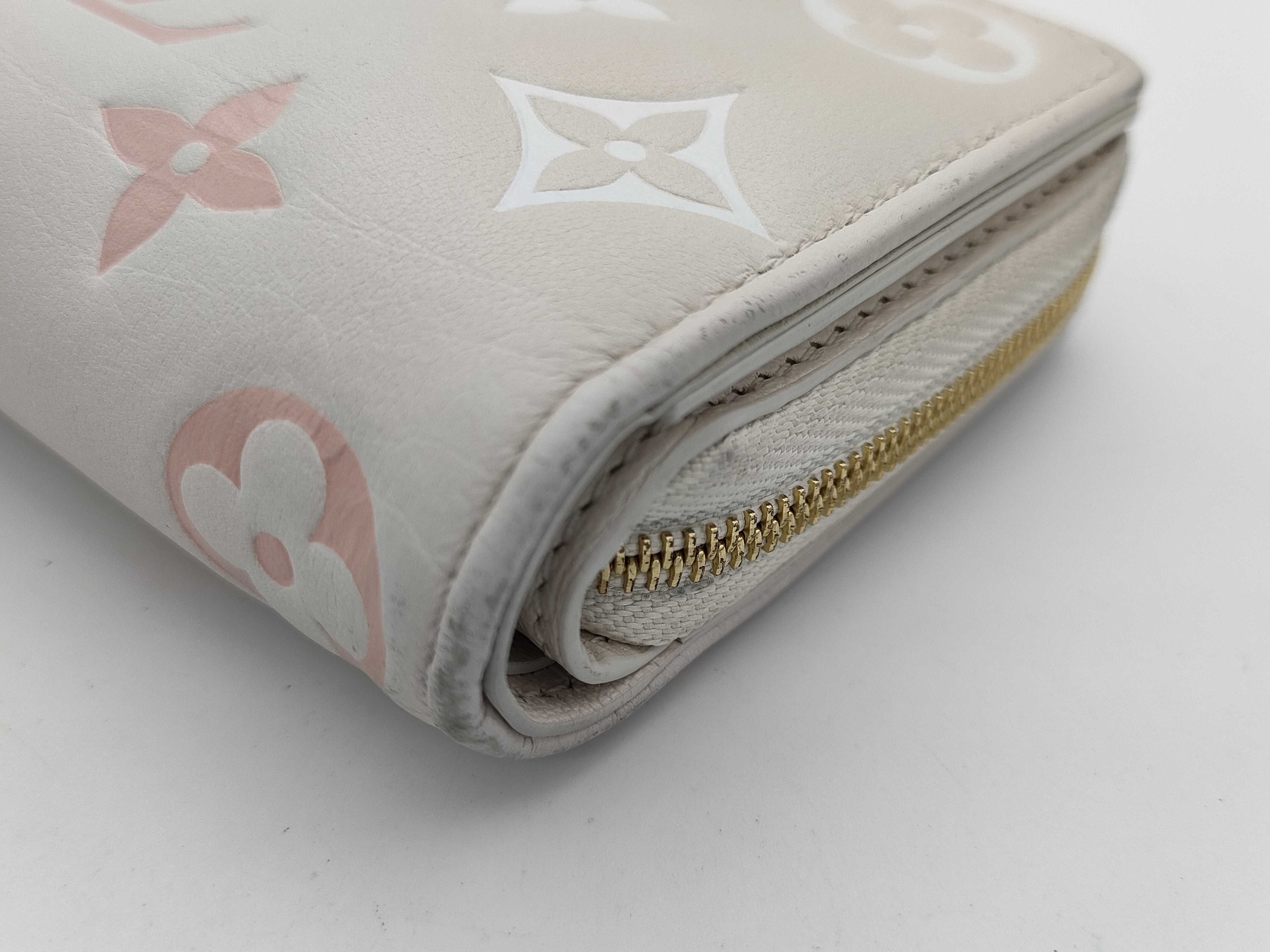 Monogram M82291 Portefeuille Lou Bi-fold Wallet *Initial Wallet — view 4