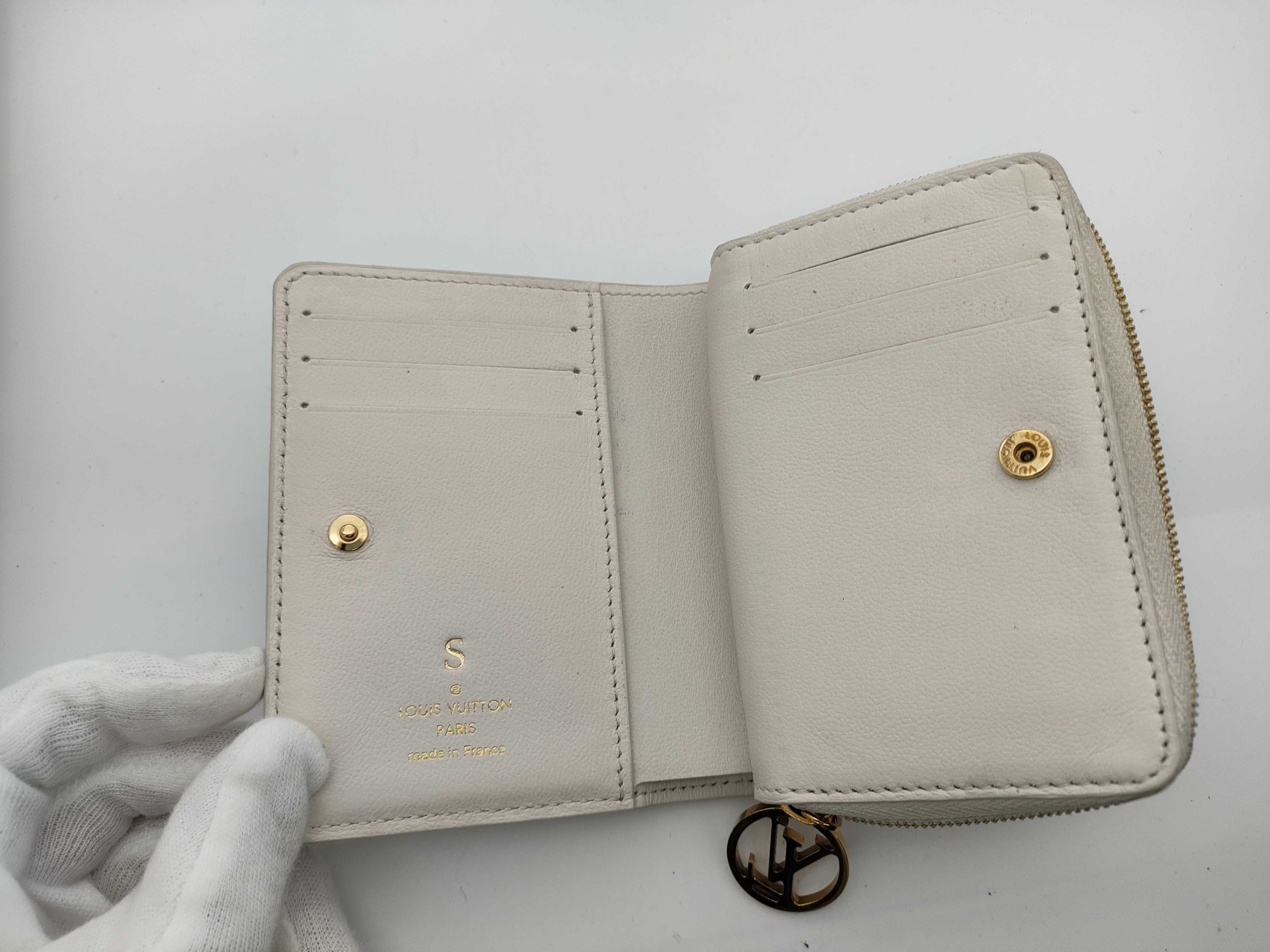 Monogram M82291 Portefeuille Lou Bi-fold Wallet *Initial Wallet — view 7