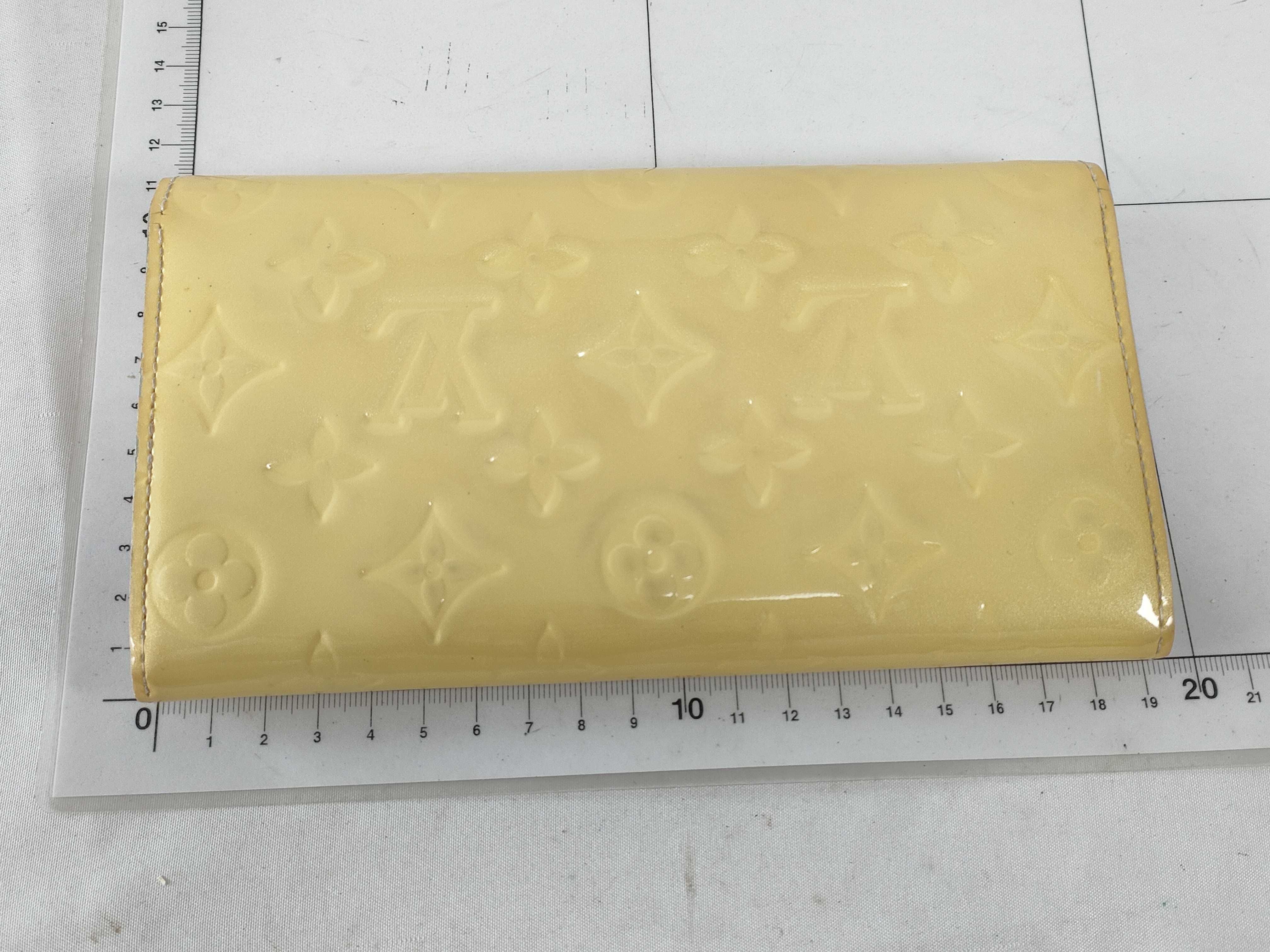Vernis Louis Vuitton Vernis Wallet Pochette Portemonnaie Credit Yellow M91171 Wallet — view 2