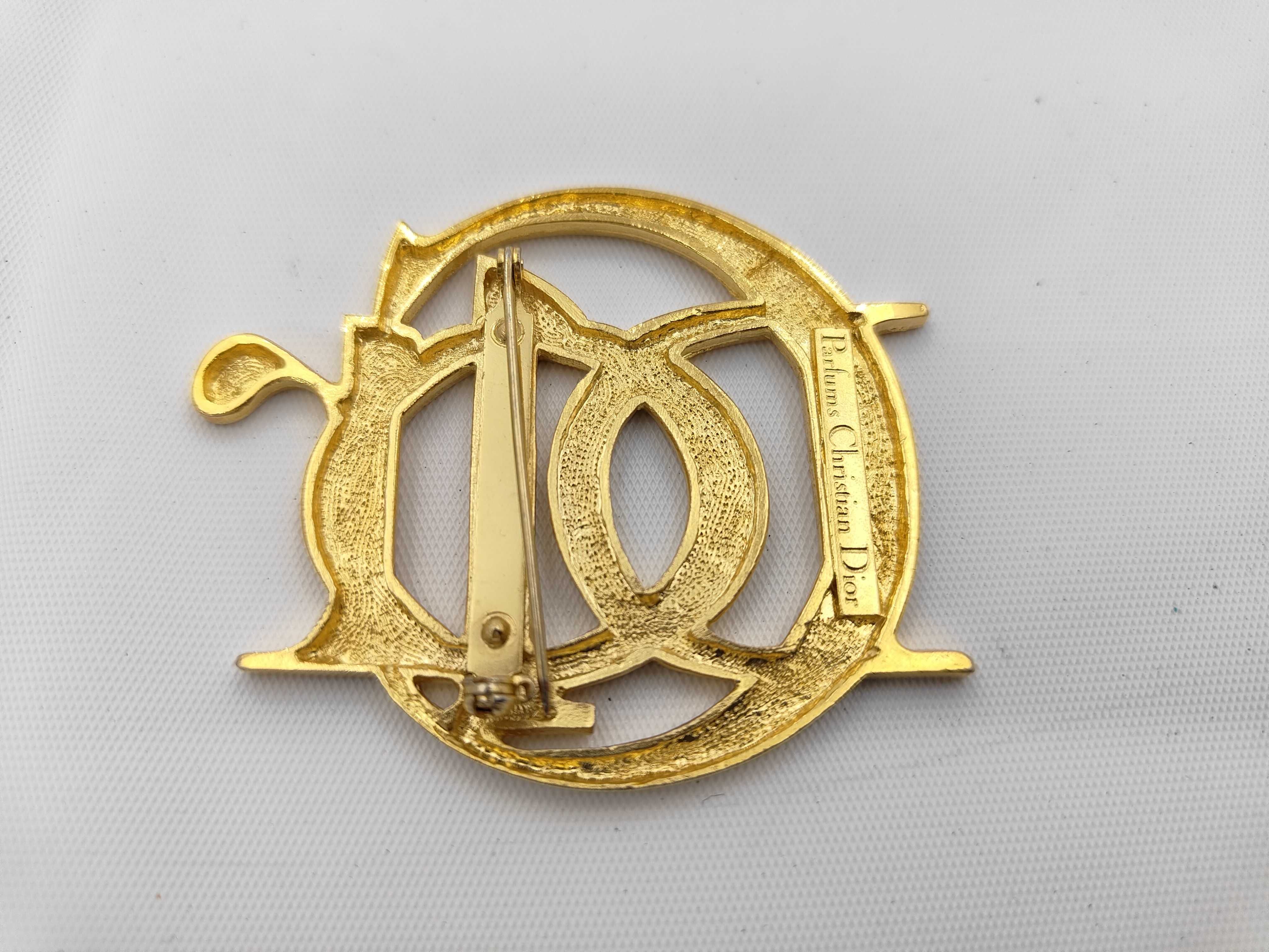 brooch — view 2