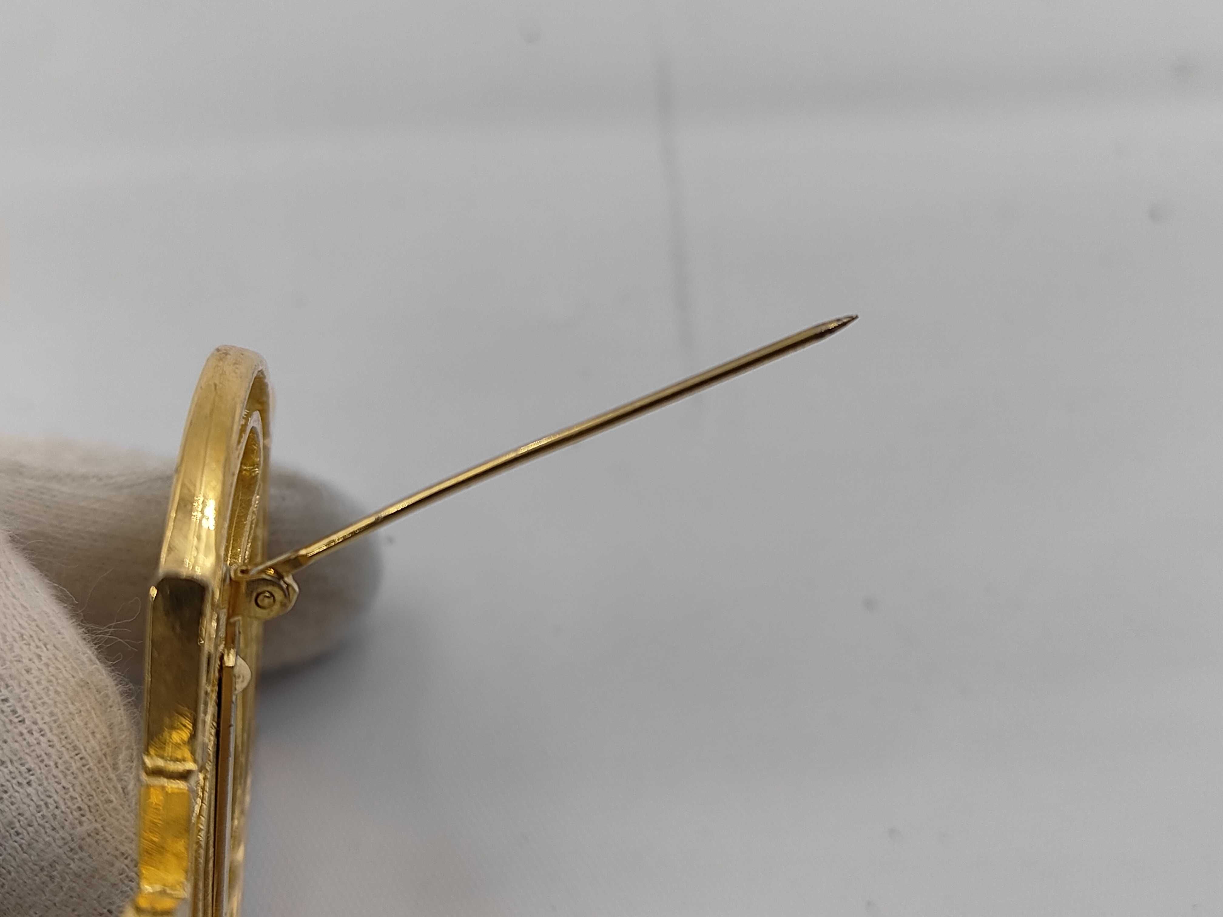brooch — view 3