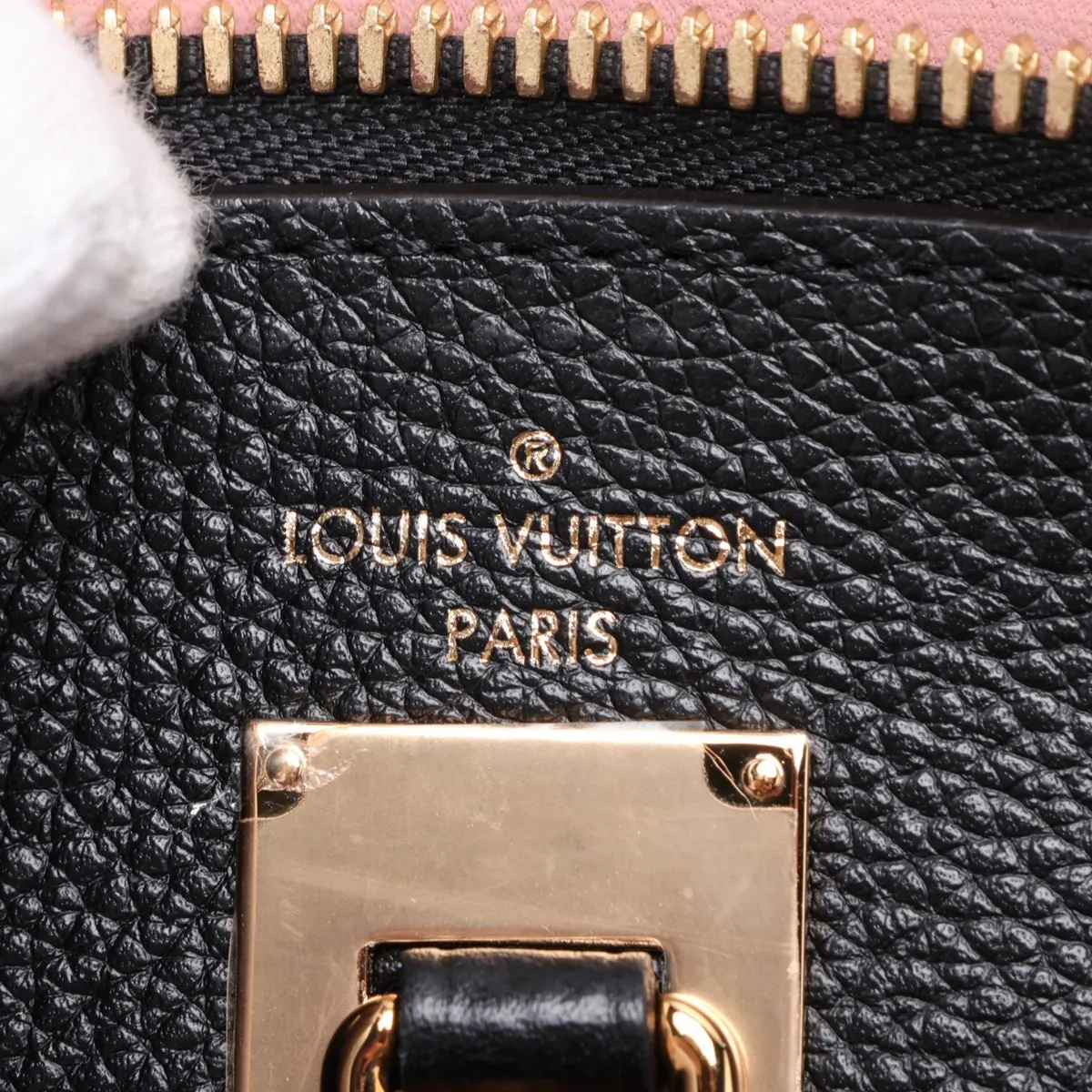 City Steamer MM M53019, serial number unclear, pink x black, padlock cannot be opened, front pocket cannot be opened. — view 11