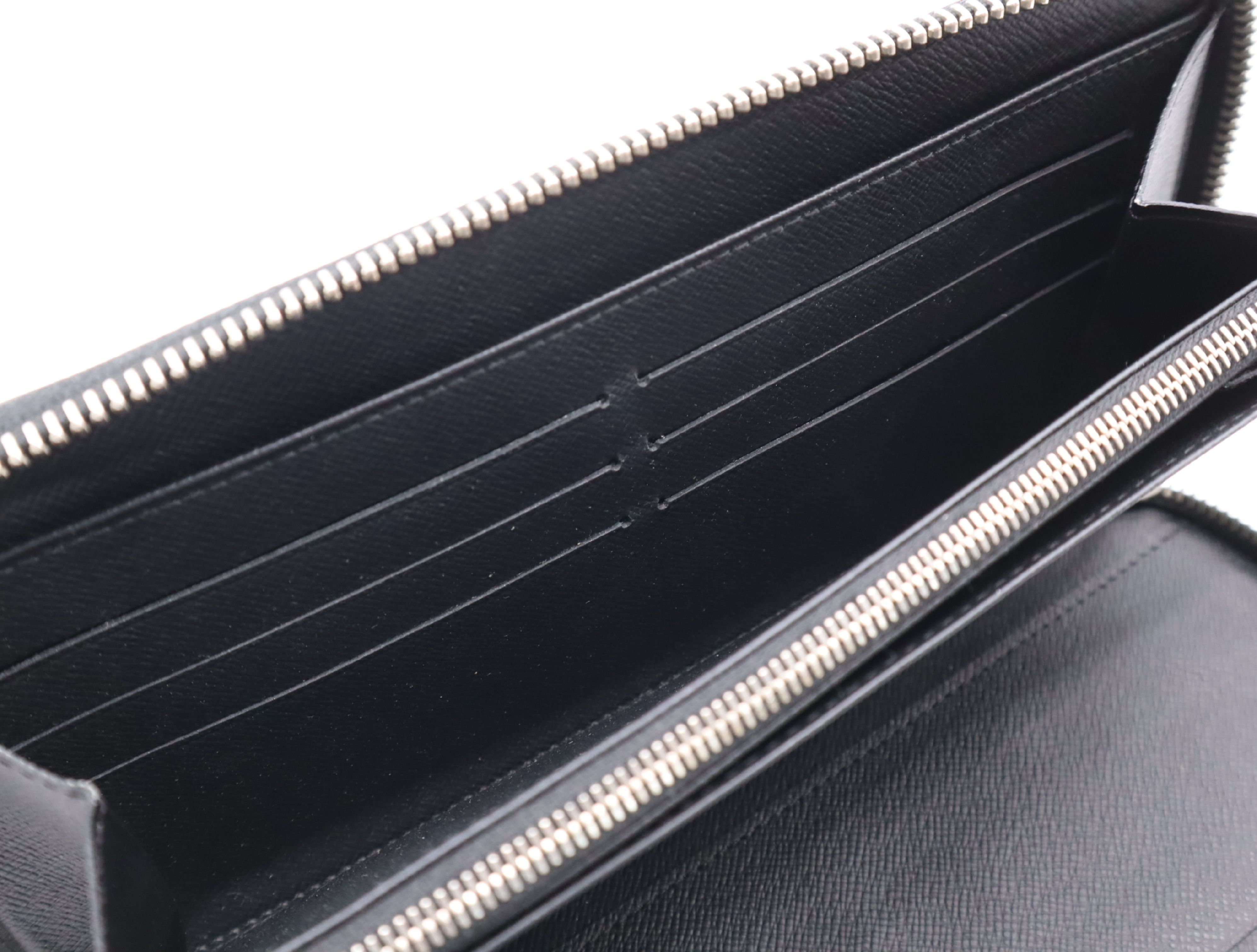 M30056 Leather Taiga Zippy Organizer NM Noir Organizer Wallet — view 11