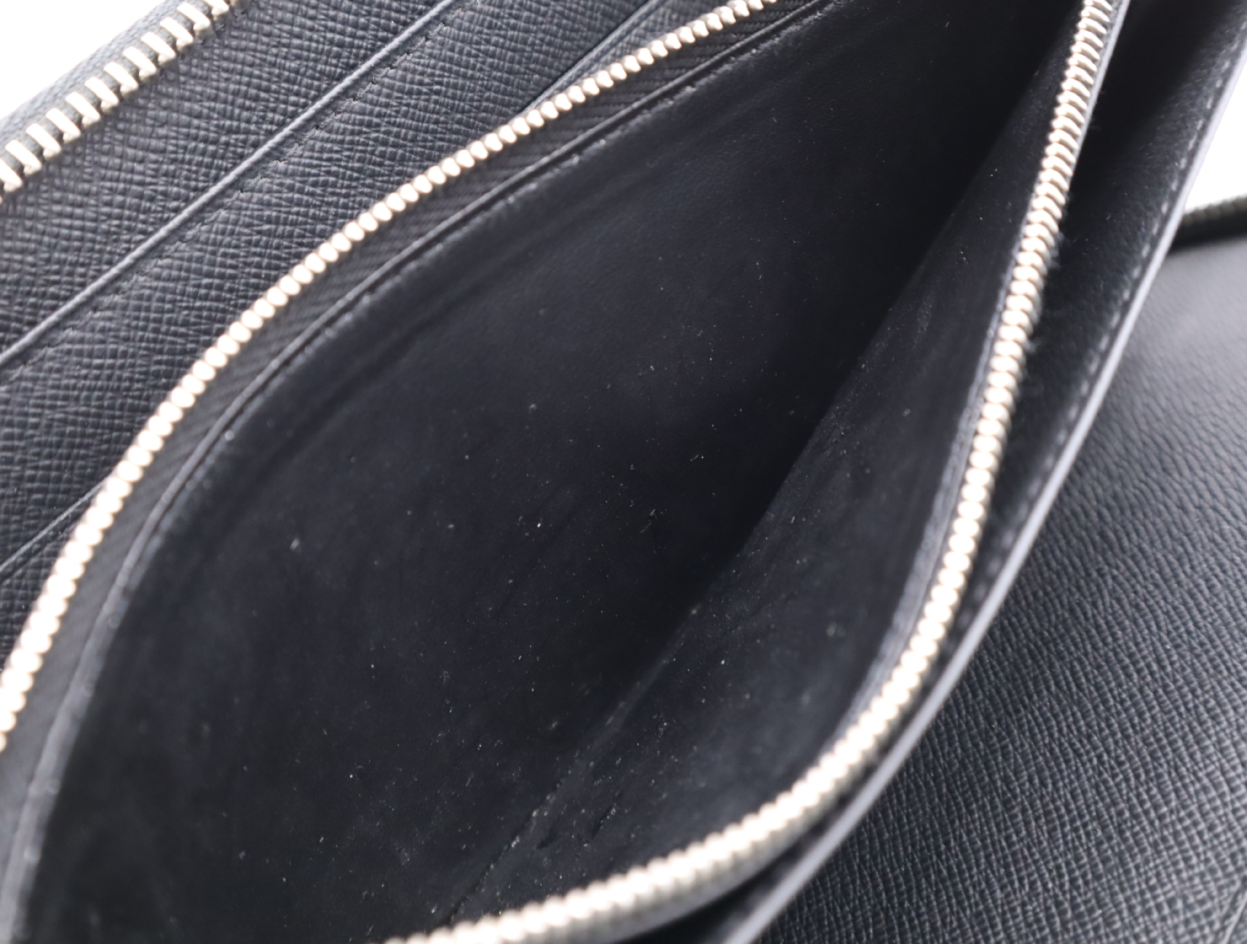 M30056 Leather Taiga Zippy Organizer NM Noir Organizer Wallet — view 12