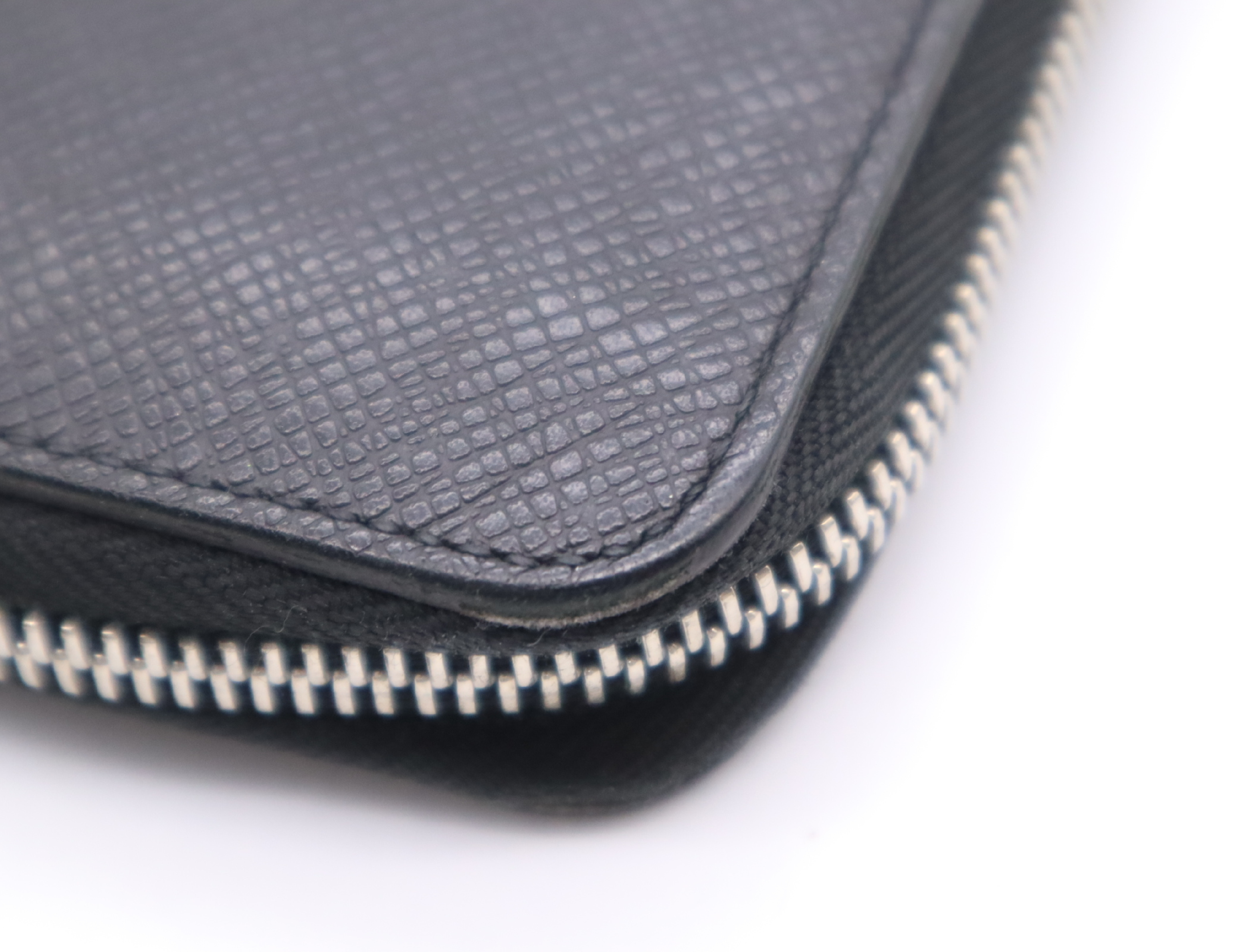 M30056 Leather Taiga Zippy Organizer NM Noir Organizer Wallet — view 9