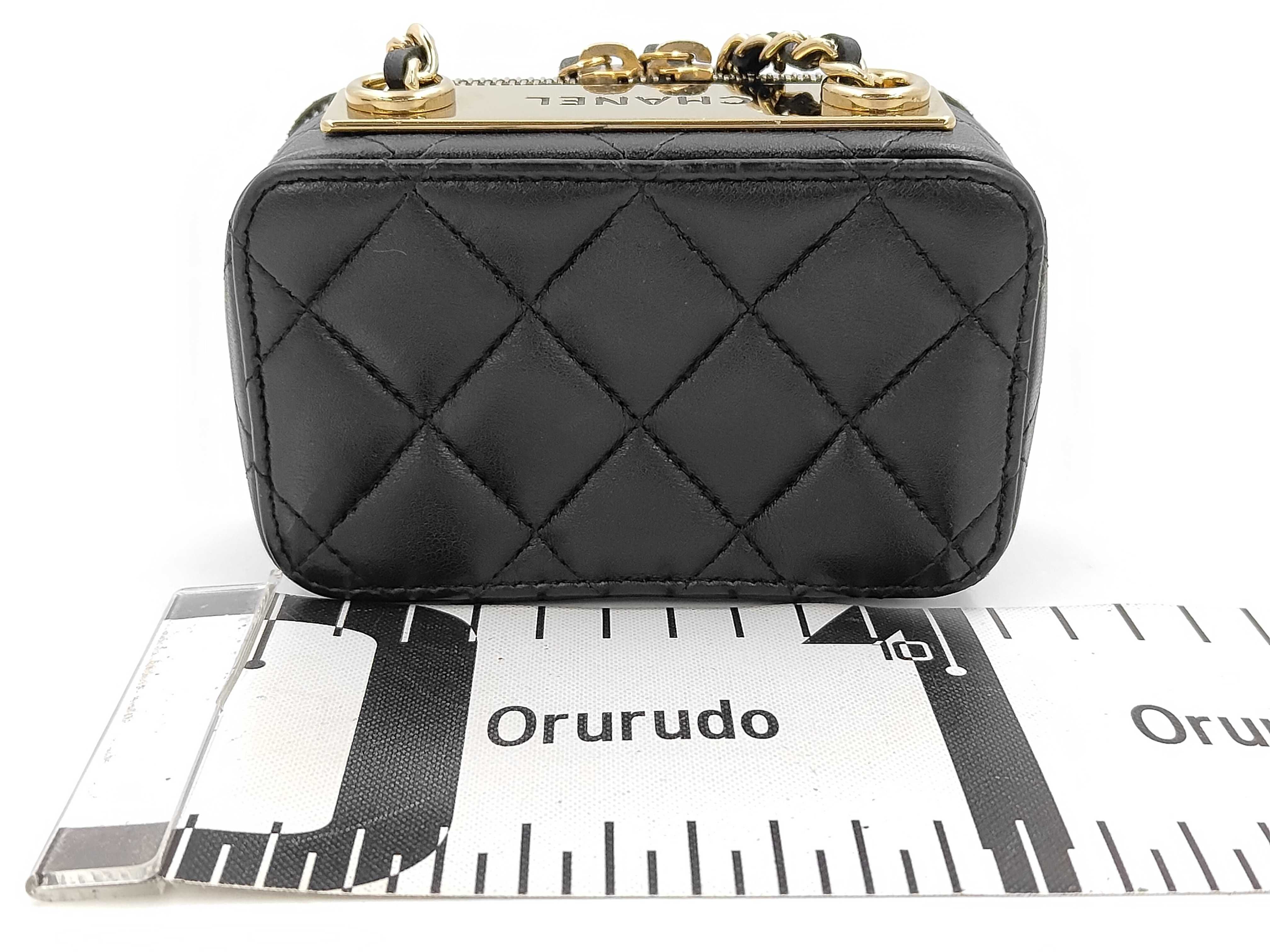 19 Matelassé Phone Case Chain Shoulder Bag Lambskin Black Gold Hardware Shoulder Bag — view 2