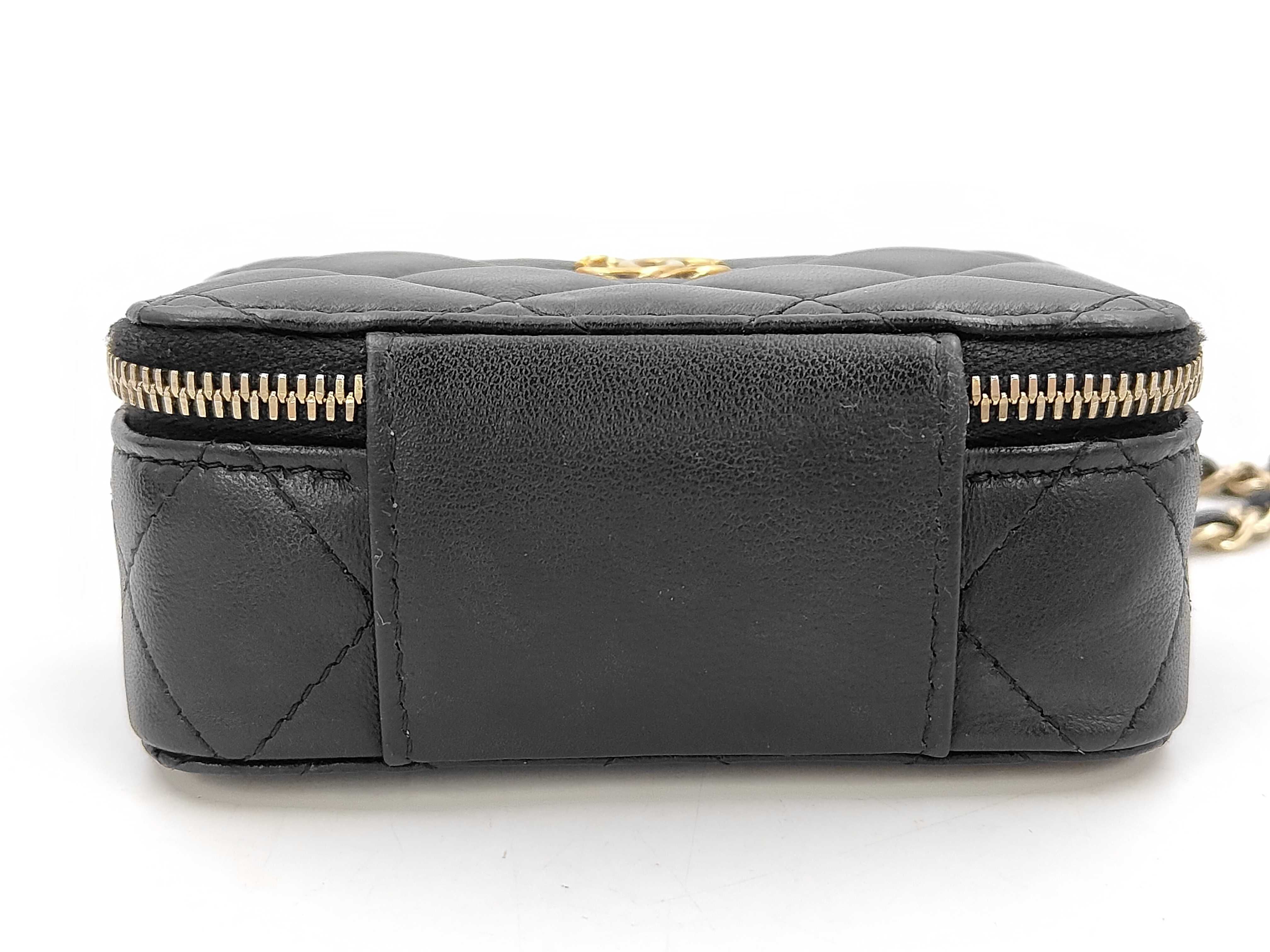 19 Matelassé Phone Case Chain Shoulder Bag Lambskin Black Gold Hardware Shoulder Bag — view 6