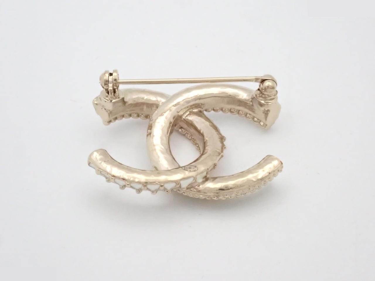 brooch, B18C, Coco Mark, pink and gold, 3.5 cm wide. — view 2