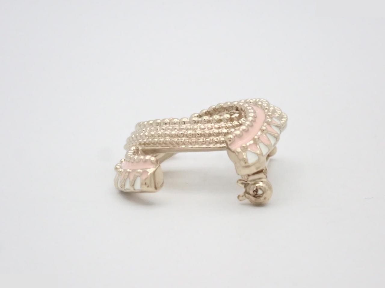 brooch, B18C, Coco Mark, pink and gold, 3.5 cm wide. — view 3