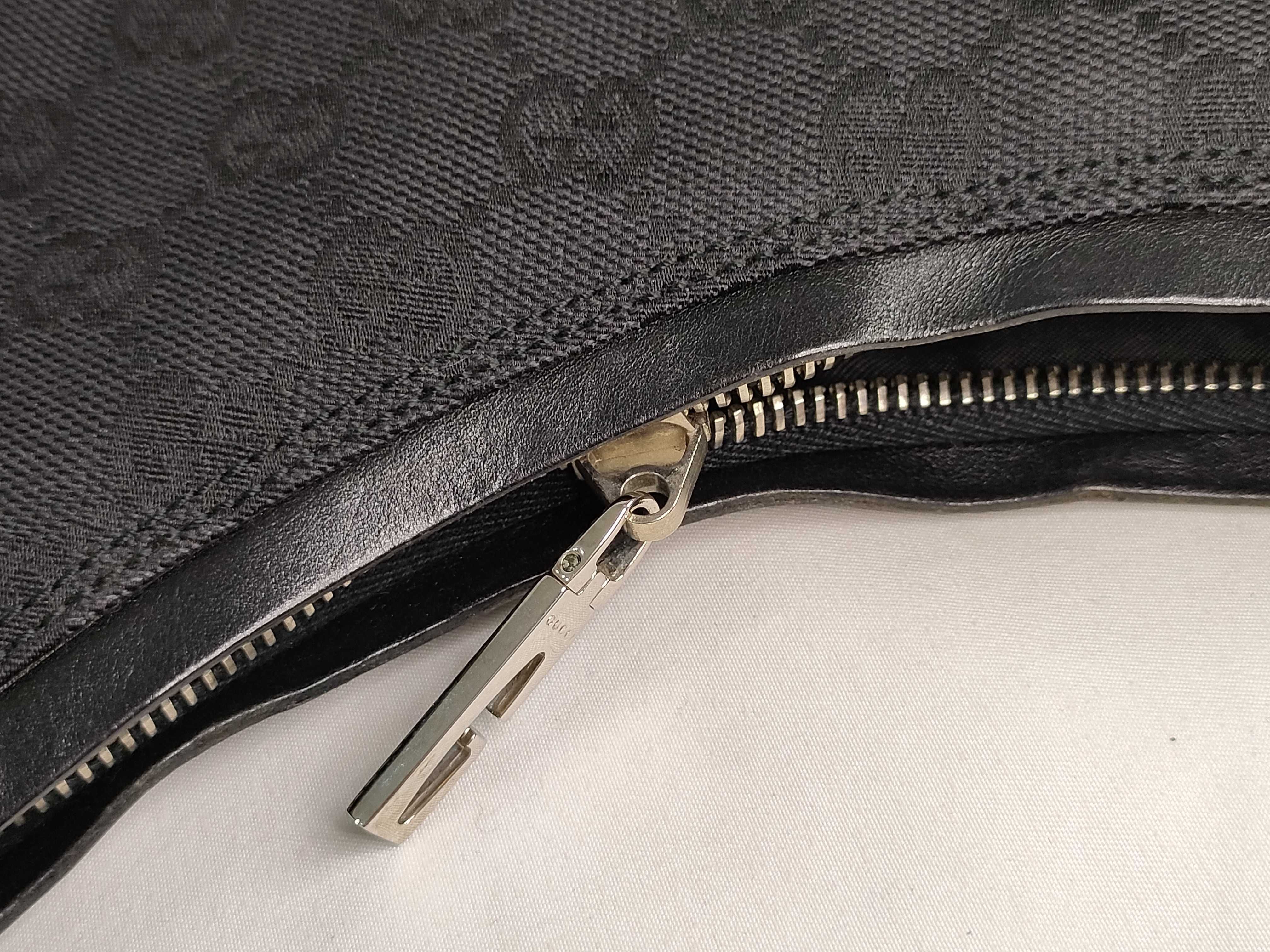 GG Canvas Gucci One-Shoulder Bag — view 13