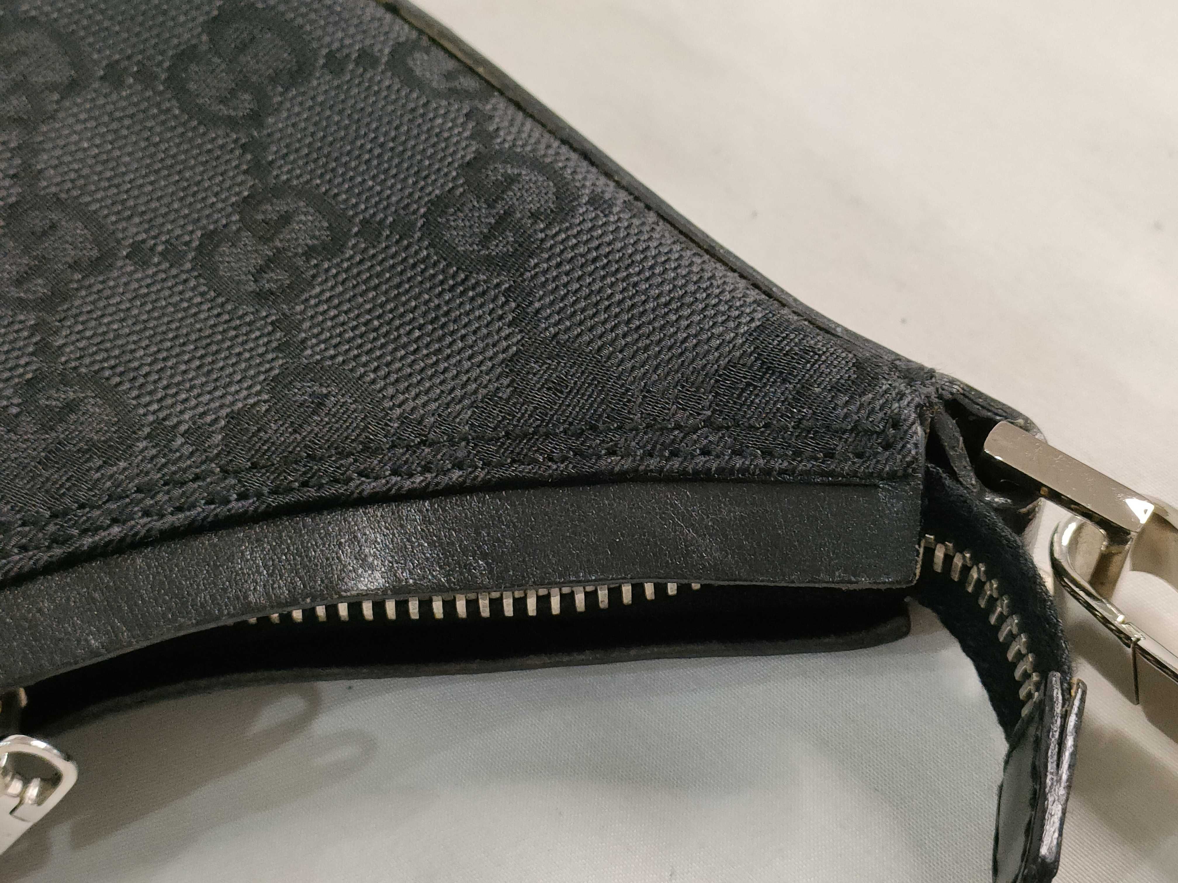 GG Canvas Gucci One-Shoulder Bag — view 15