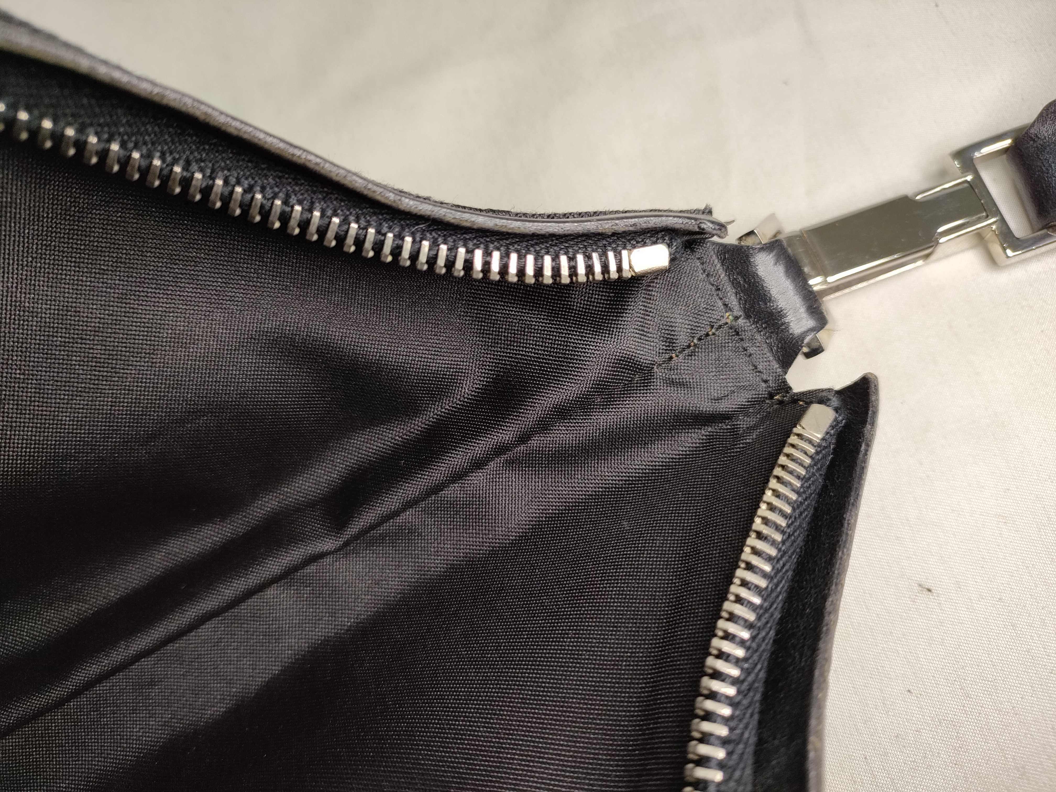 GG Canvas Gucci One-Shoulder Bag — view 9