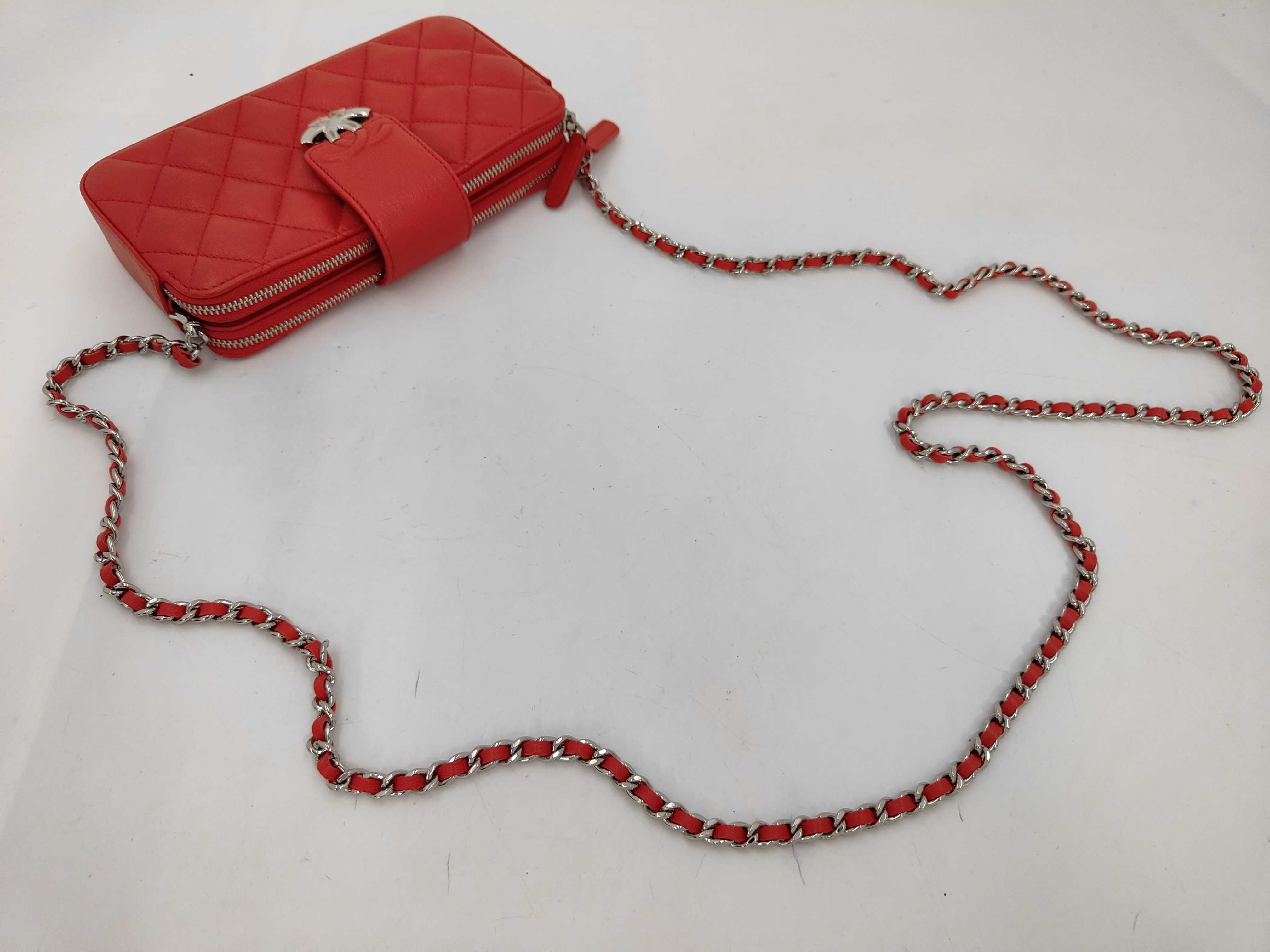 Matelassé Red Chain Wallet (Serial Number 25) Shoulder Bag — view 3