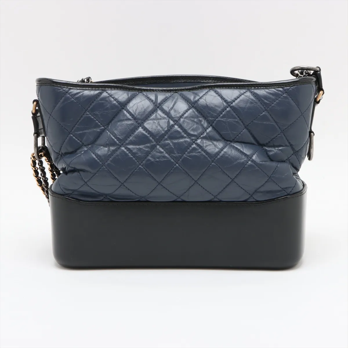 Gabriel de Chanel Vintage calf x leather chain shoulder bag navy x black gold x silver hardware 26501671 26th series — view 2