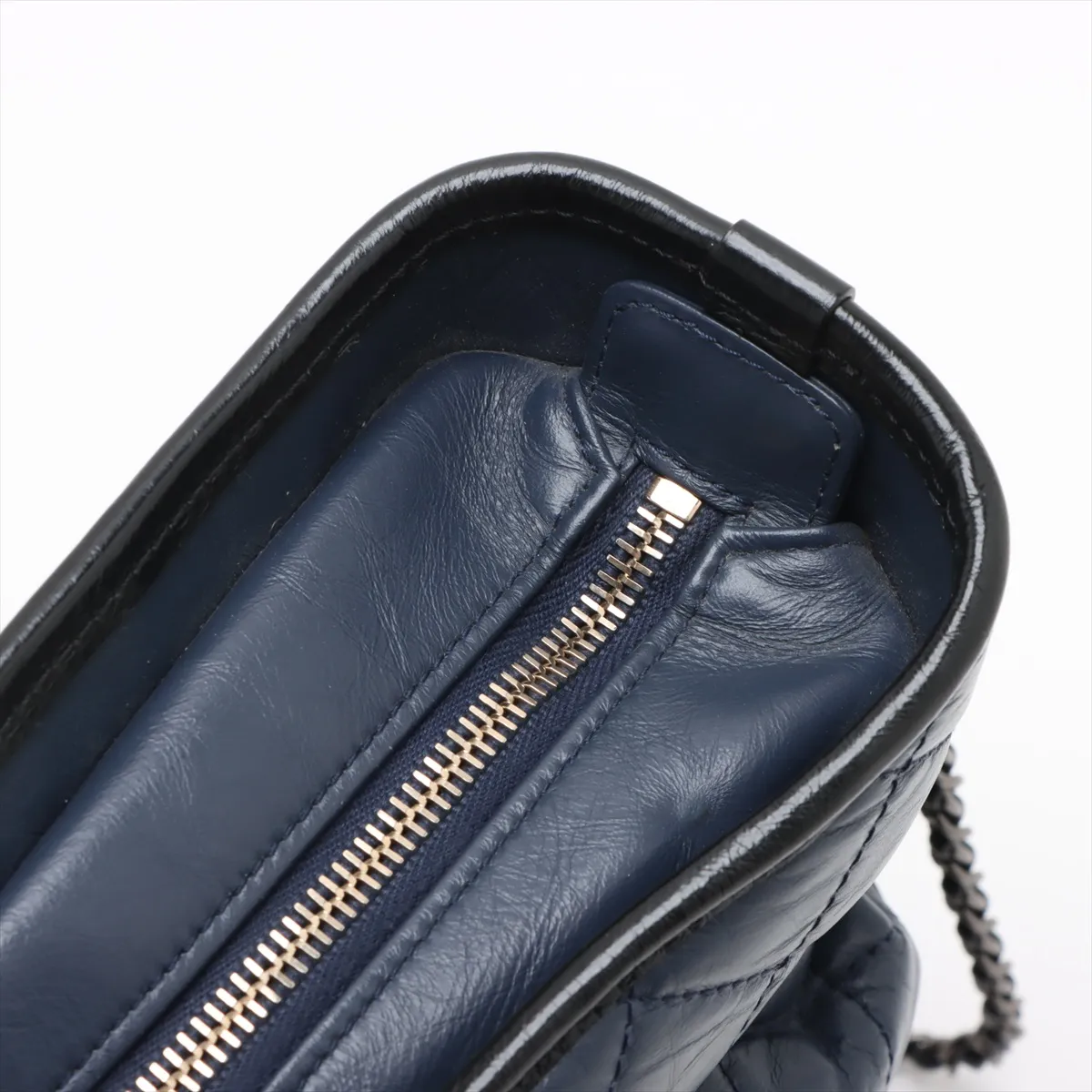 Gabriel de Chanel Vintage calf x leather chain shoulder bag navy x black gold x silver hardware 26501671 26th series — view 13