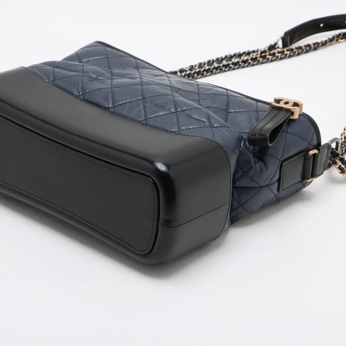 Gabriel de Chanel Vintage calf x leather chain shoulder bag navy x black gold x silver hardware 26501671 26th series — view 3