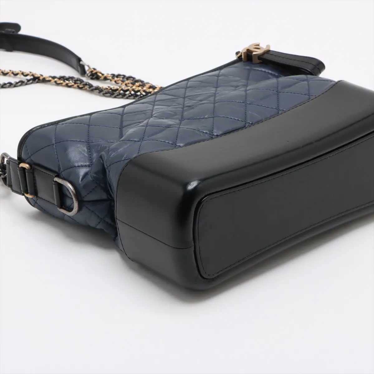 Gabriel de Chanel Vintage calf x leather chain shoulder bag navy x black gold x silver hardware 26501671 26th series — view 4