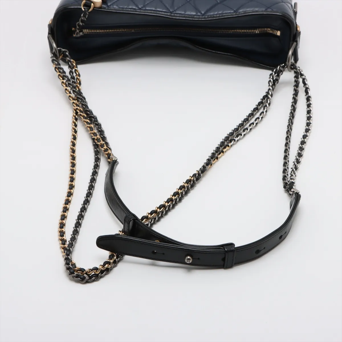 Gabriel de Chanel Vintage calf x leather chain shoulder bag navy x black gold x silver hardware 26501671 26th series — view 5