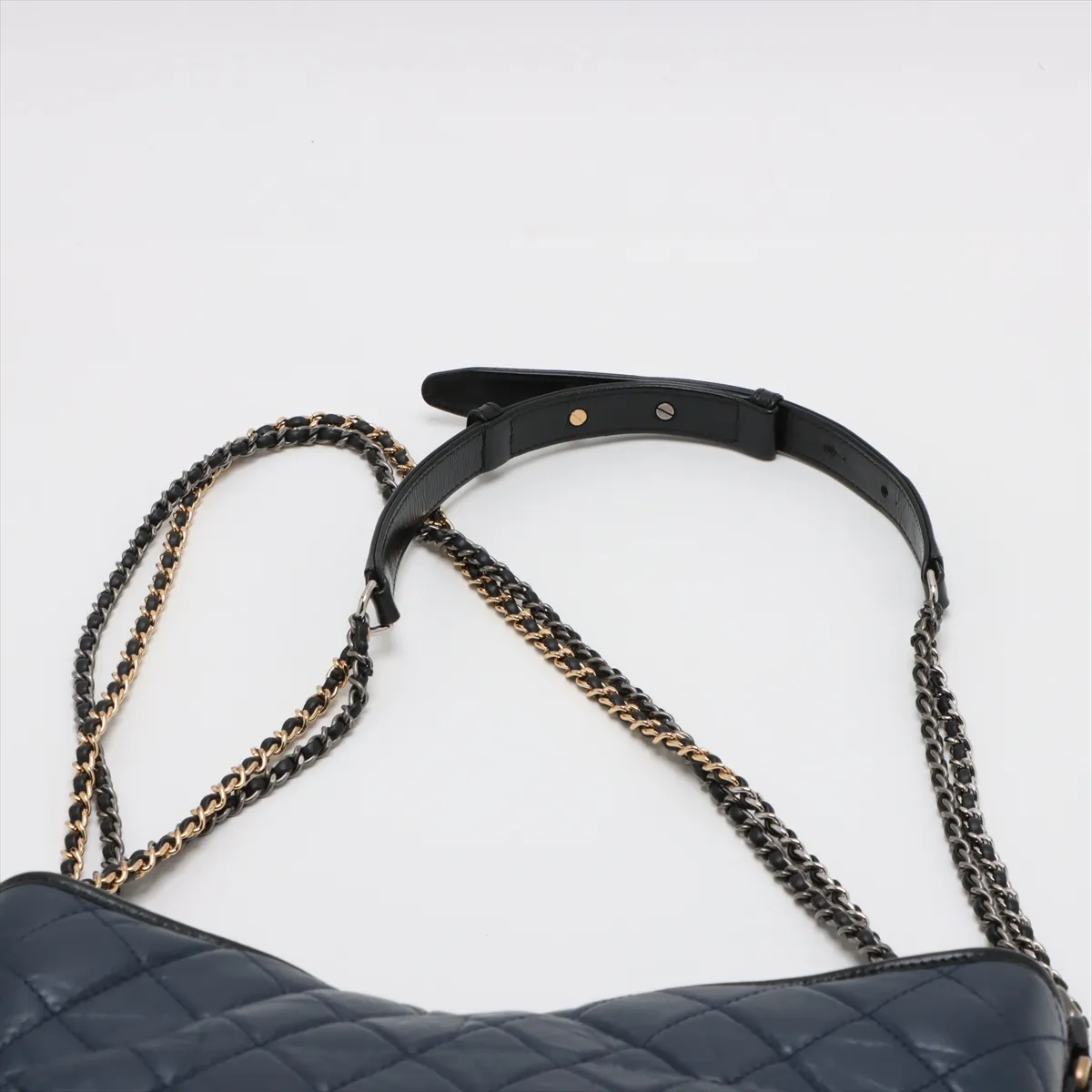 Gabriel de Chanel Vintage calf x leather chain shoulder bag navy x black gold x silver hardware 26501671 26th series — view 6