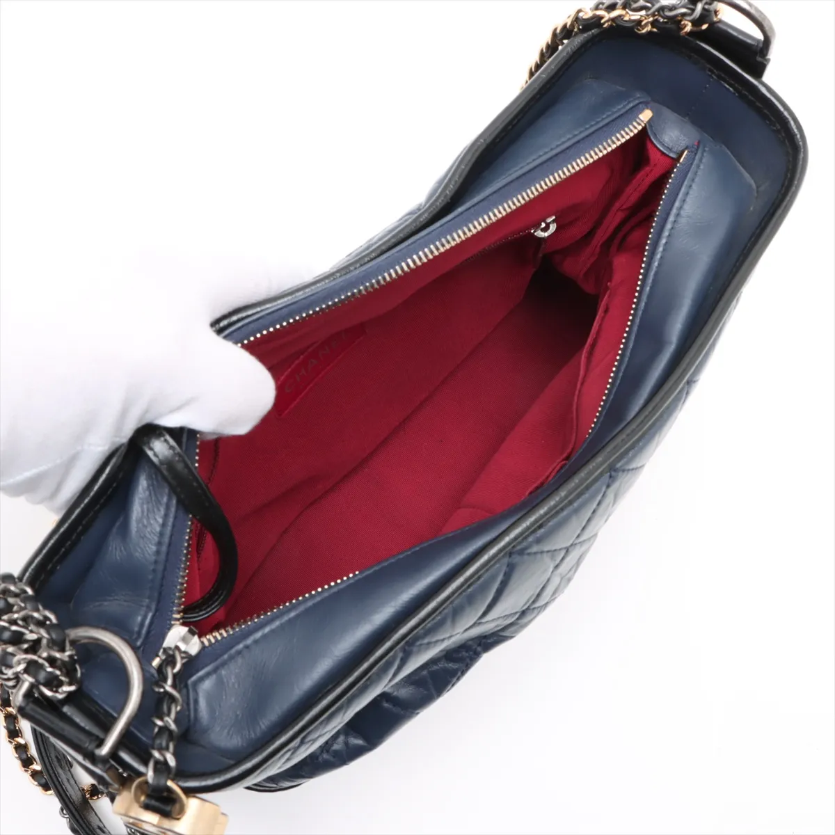 Gabriel de Chanel Vintage calf x leather chain shoulder bag navy x black gold x silver hardware 26501671 26th series — view 7