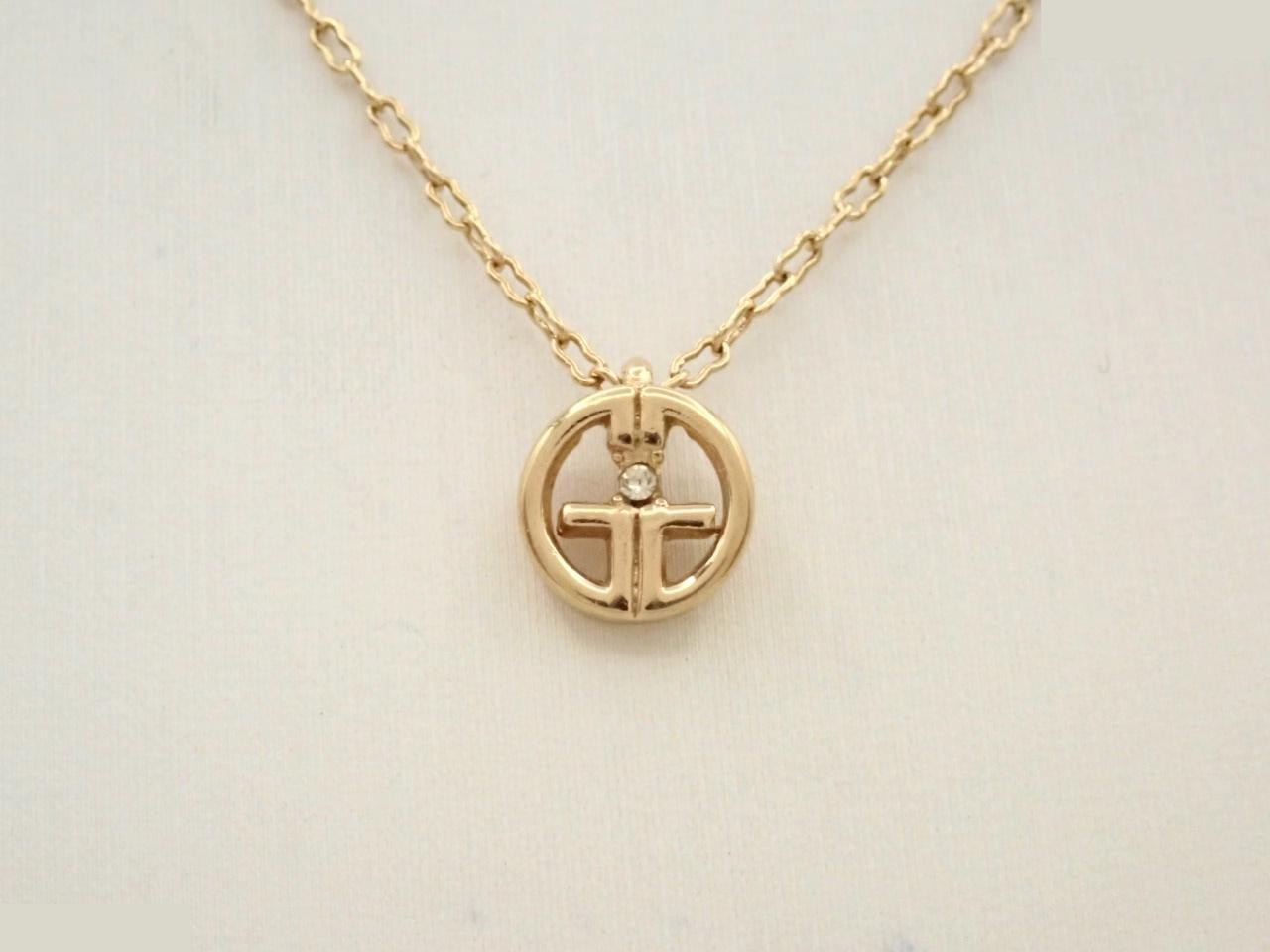 Other line: Precious metal necklaces and pendants, neck circumference approximately 42 cm.