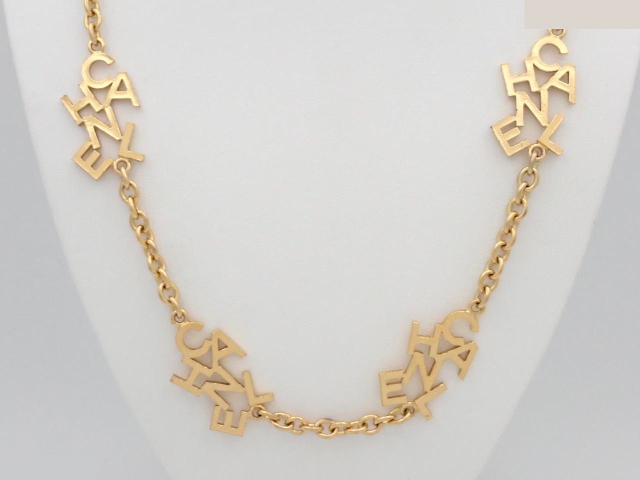 Logo necklace with engraved plate, gold, chain approximately 86cm.