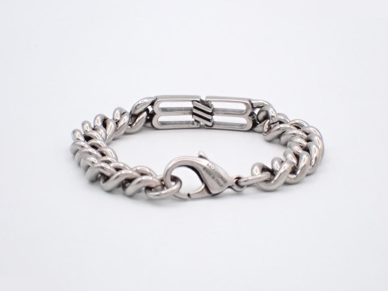 Other lines: Precious metal bracelets and bangles (metal), wrist circumference approximately 18 cm. — view 2