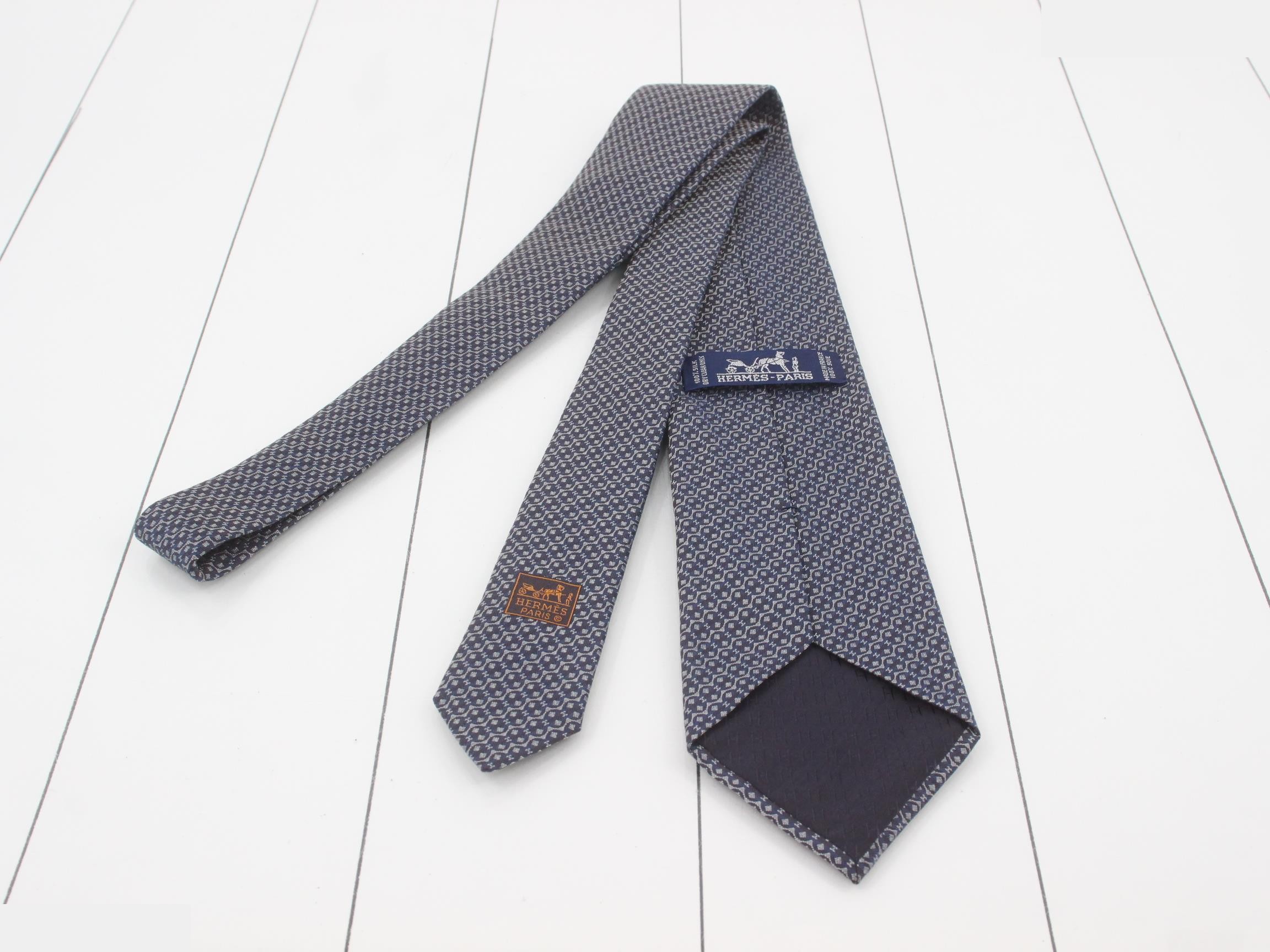 tie — view 2
