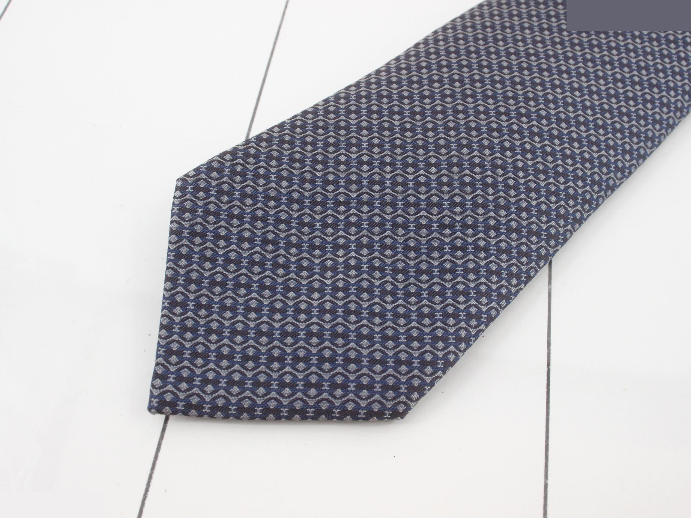 tie — view 3