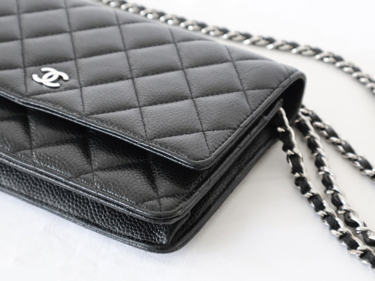 Caviar leather matelassé chain wallet shoulder bag, black — view 3