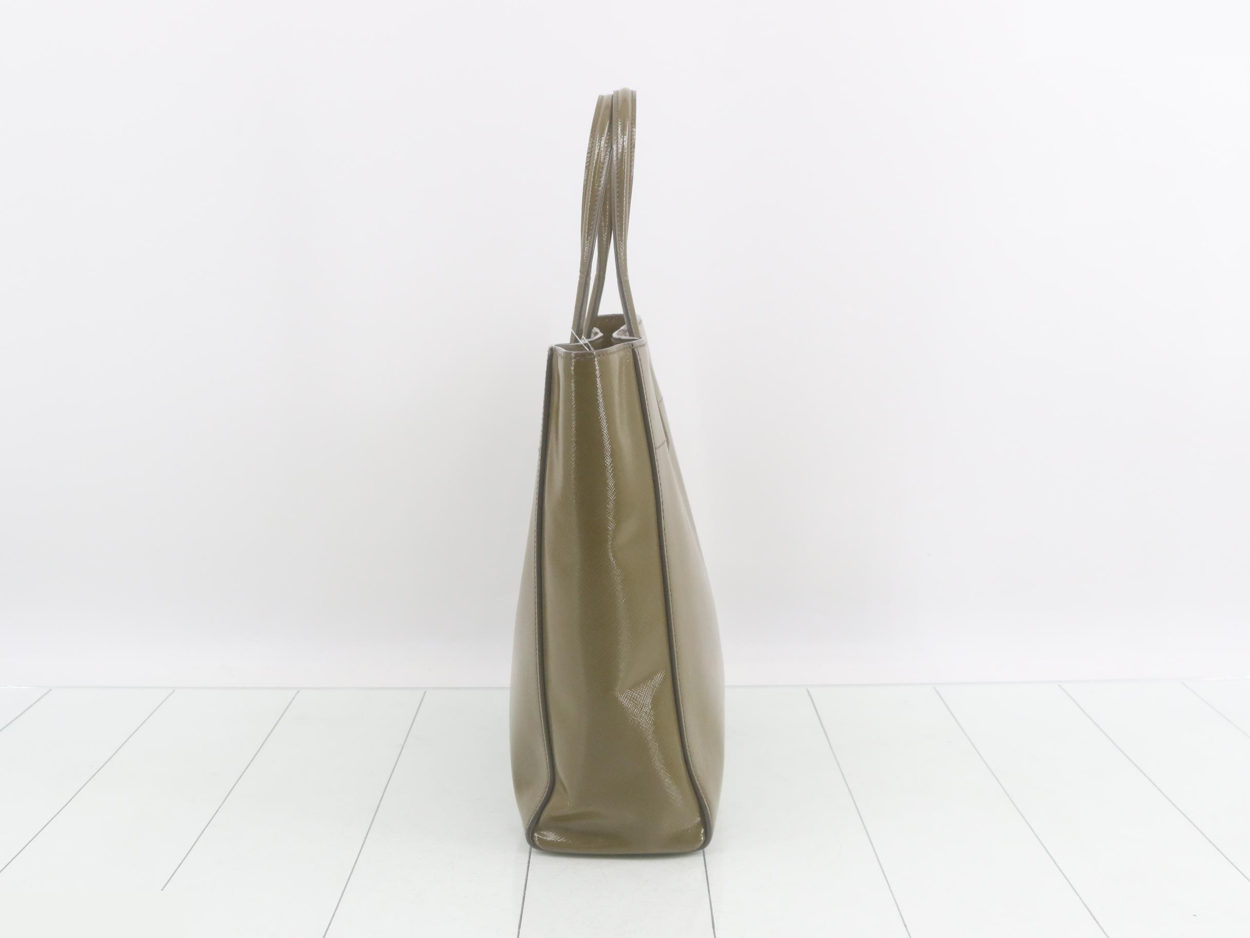 Triangle logo plate tote bag, enamel, moss green — view 3