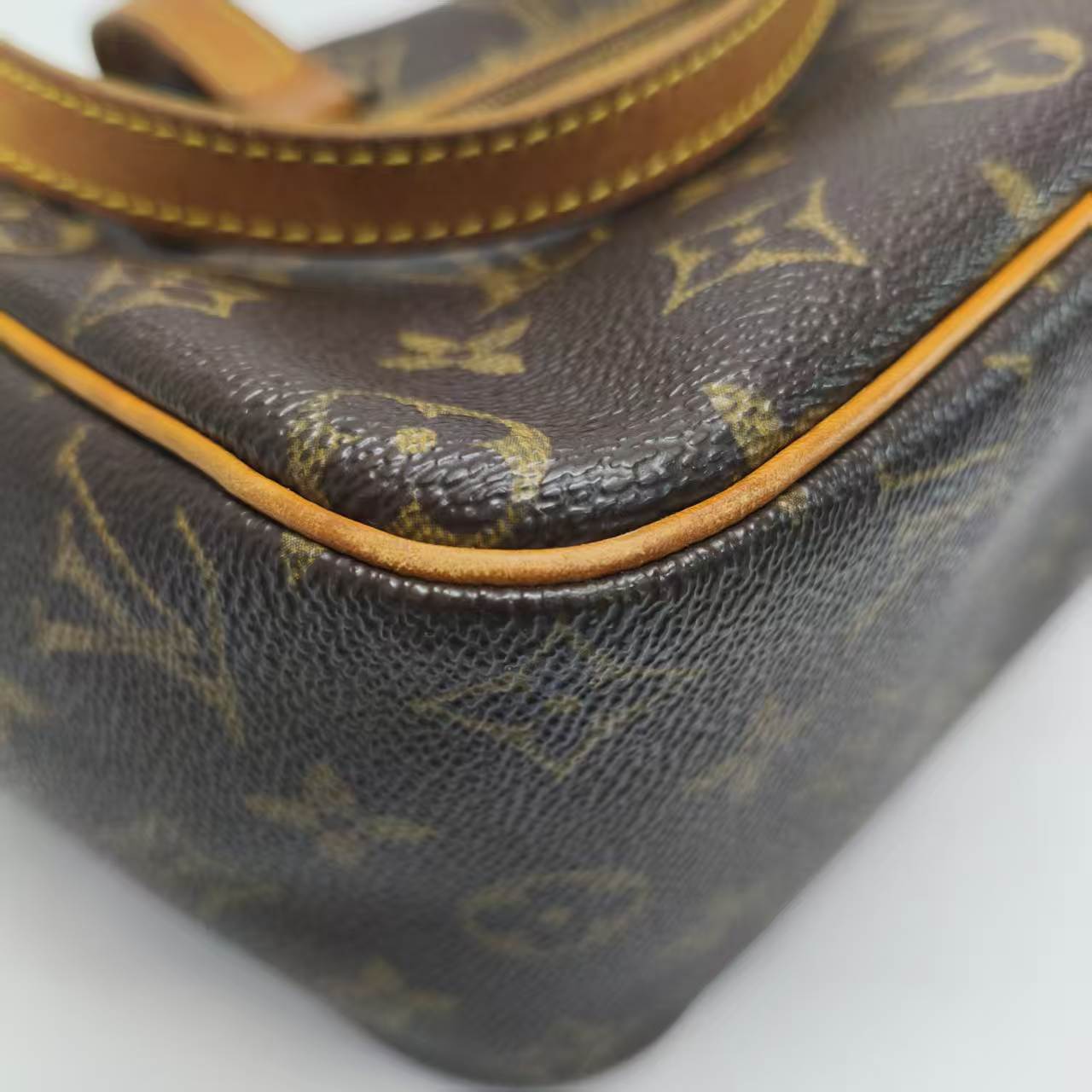 【*Shipped from: China*】LOUIS VUITTON Cite PU Handbag — view 6