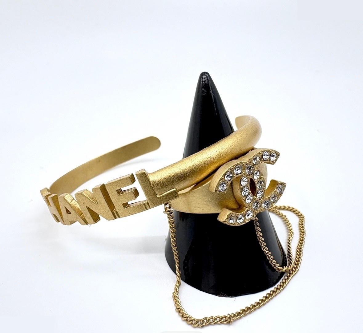 Bangles, chains, rings (precious metals), bracelets, bangles (metal) — view 2