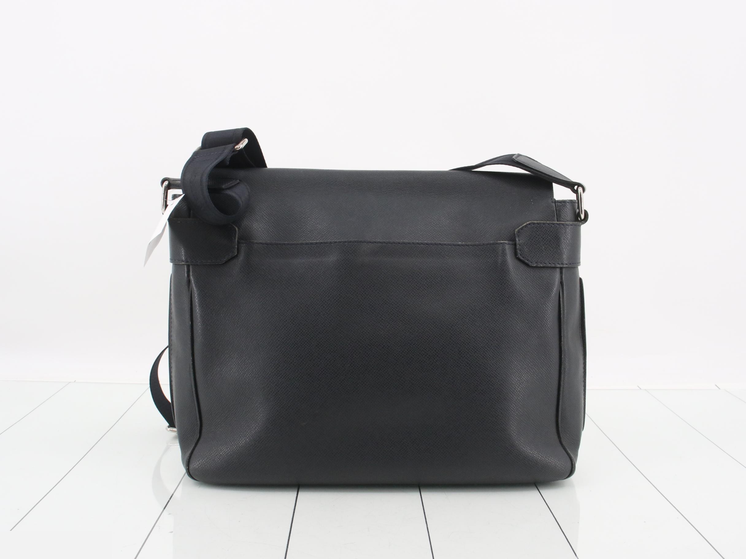 Taiga Roman MM Messenger Bag, Flap Shoulder Bag, Black — view 2