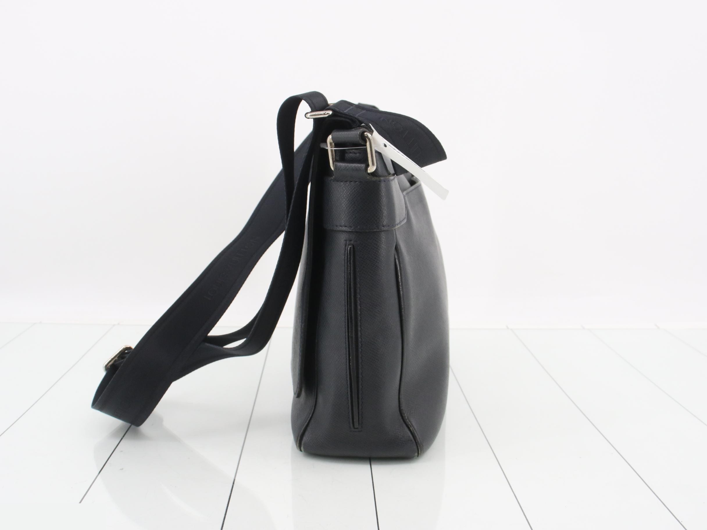 Taiga Roman MM Messenger Bag, Flap Shoulder Bag, Black — view 3