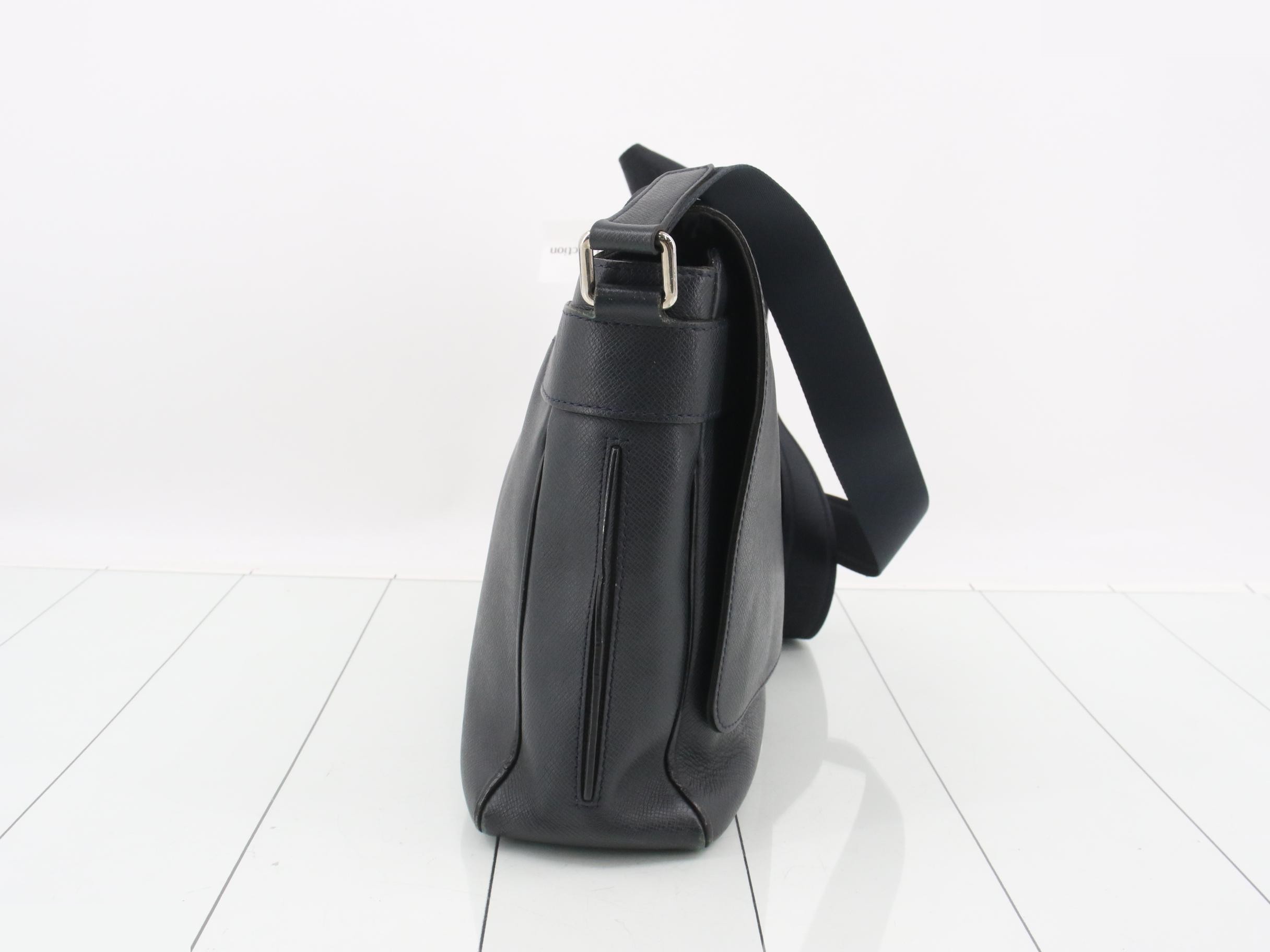 Taiga Roman MM Messenger Bag, Flap Shoulder Bag, Black — view 4