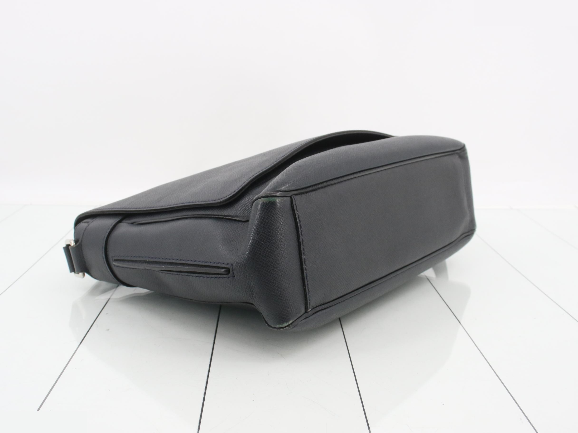 Taiga Roman MM Messenger Bag, Flap Shoulder Bag, Black — view 5