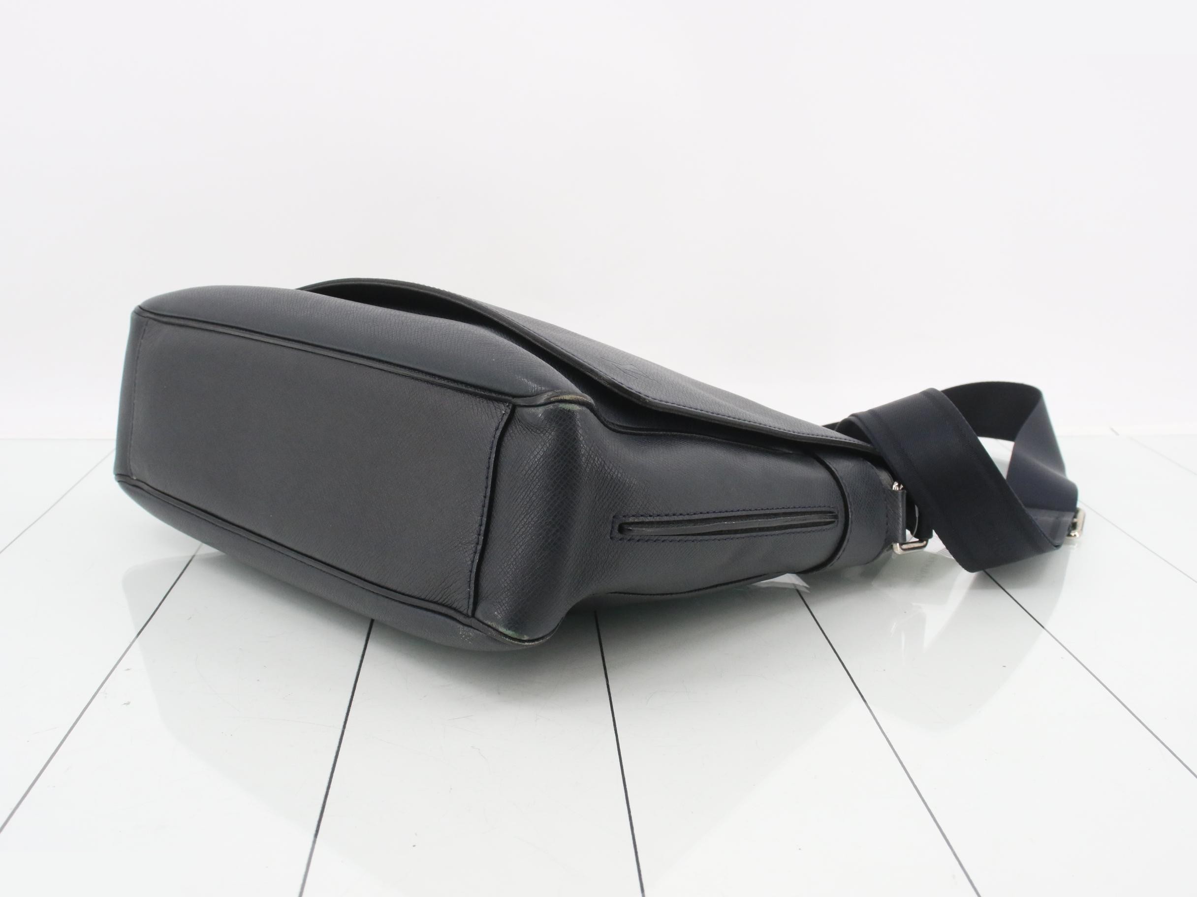 Taiga Roman MM Messenger Bag, Flap Shoulder Bag, Black — view 6
