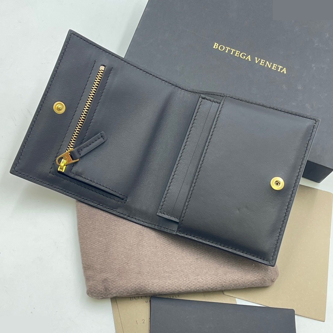 Intrecciato (bags) and wallets — view 6