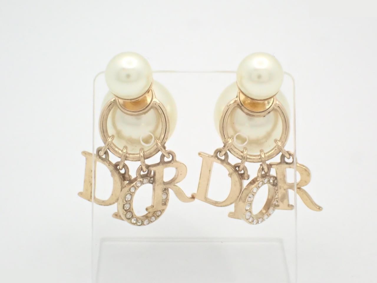 Other lines: Precious metals, earrings, fake pearls, rhinestones