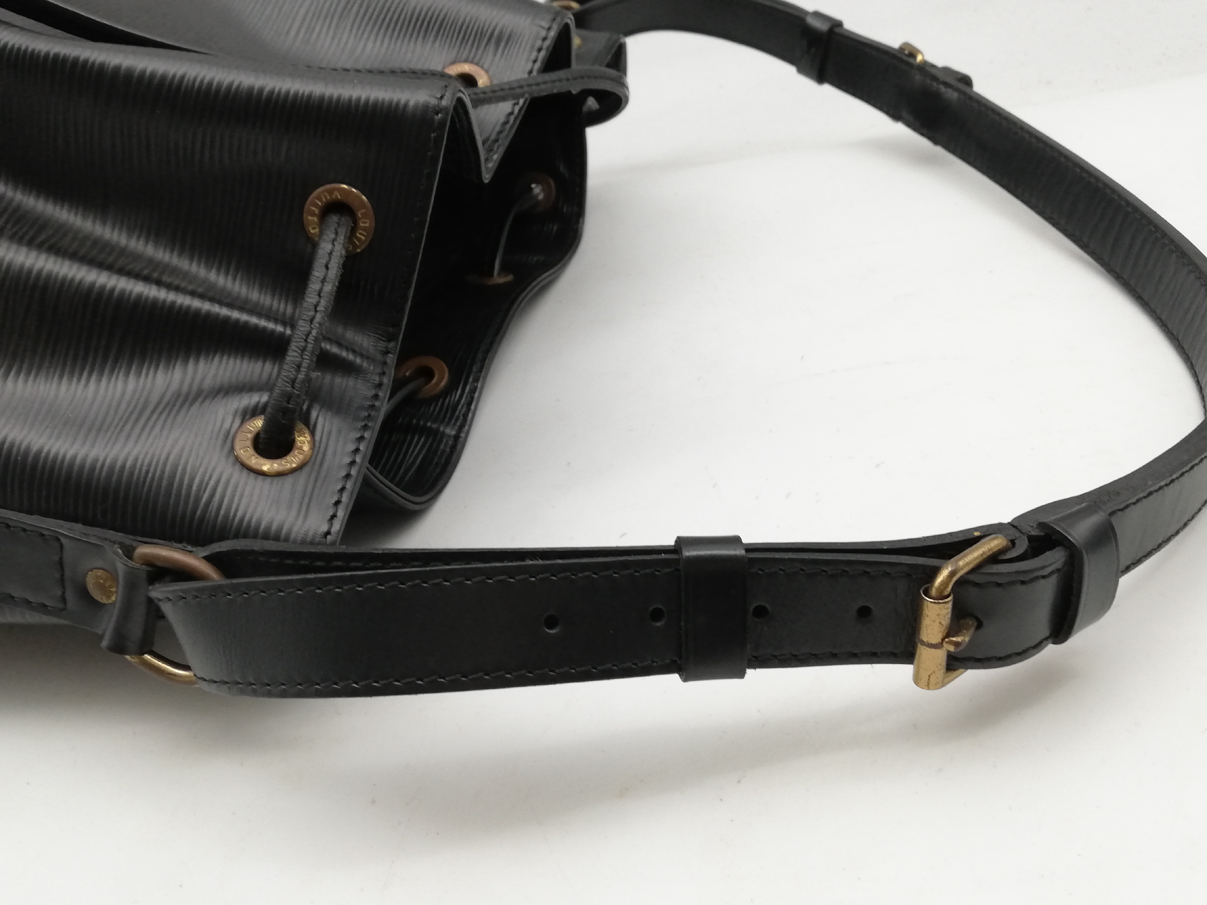 Epi Petit Noé M59012 Noir Shoulder Bag — view 7