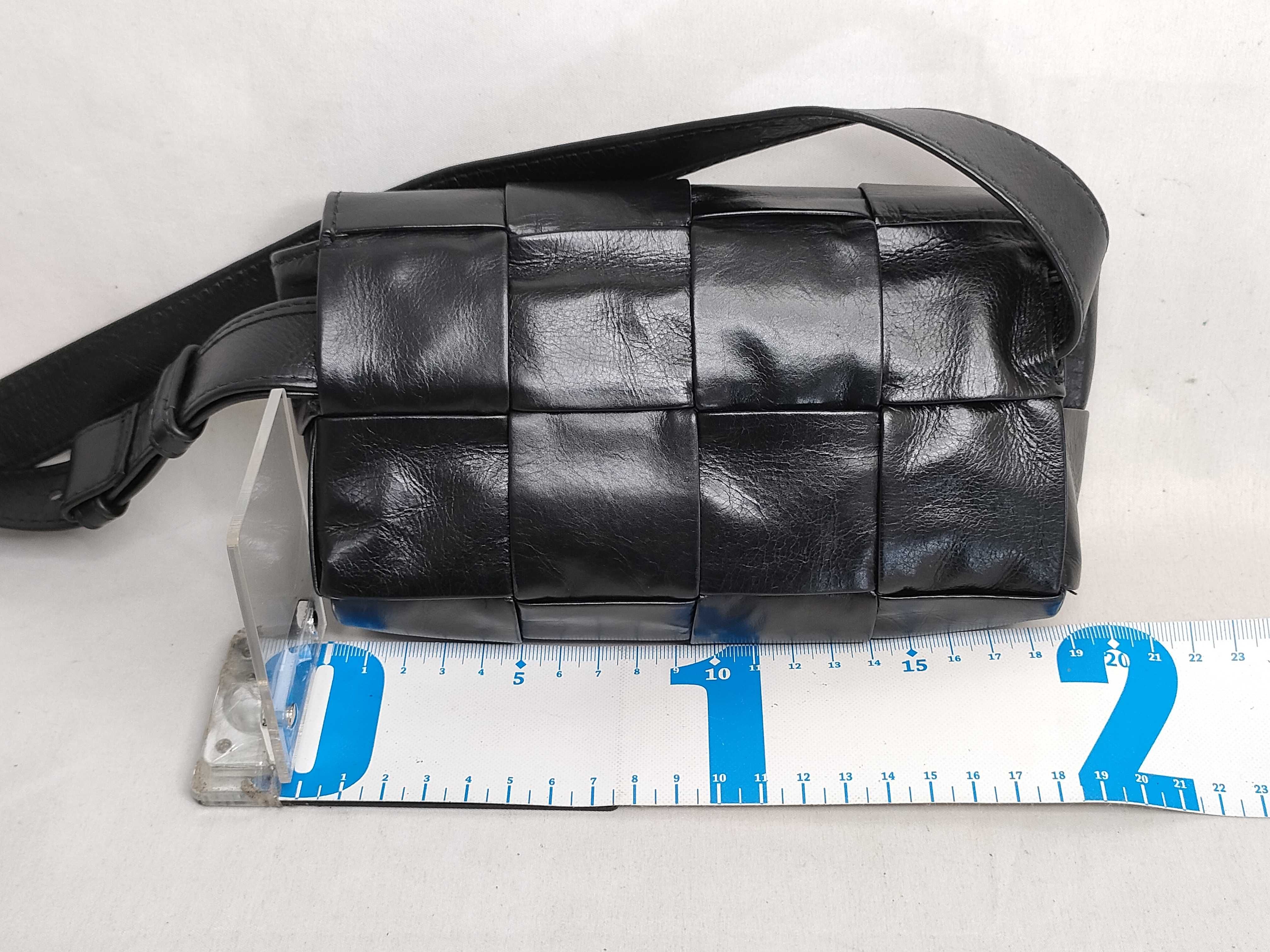 Maxi Intrecciato Cassette Leather Waist Pouch Black Shoulder Bag — view 2