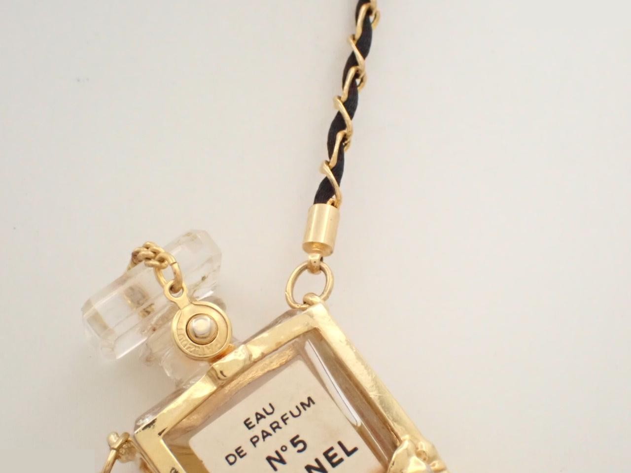 Perfume, ribbon, chain (approx. 70cm) — view 3