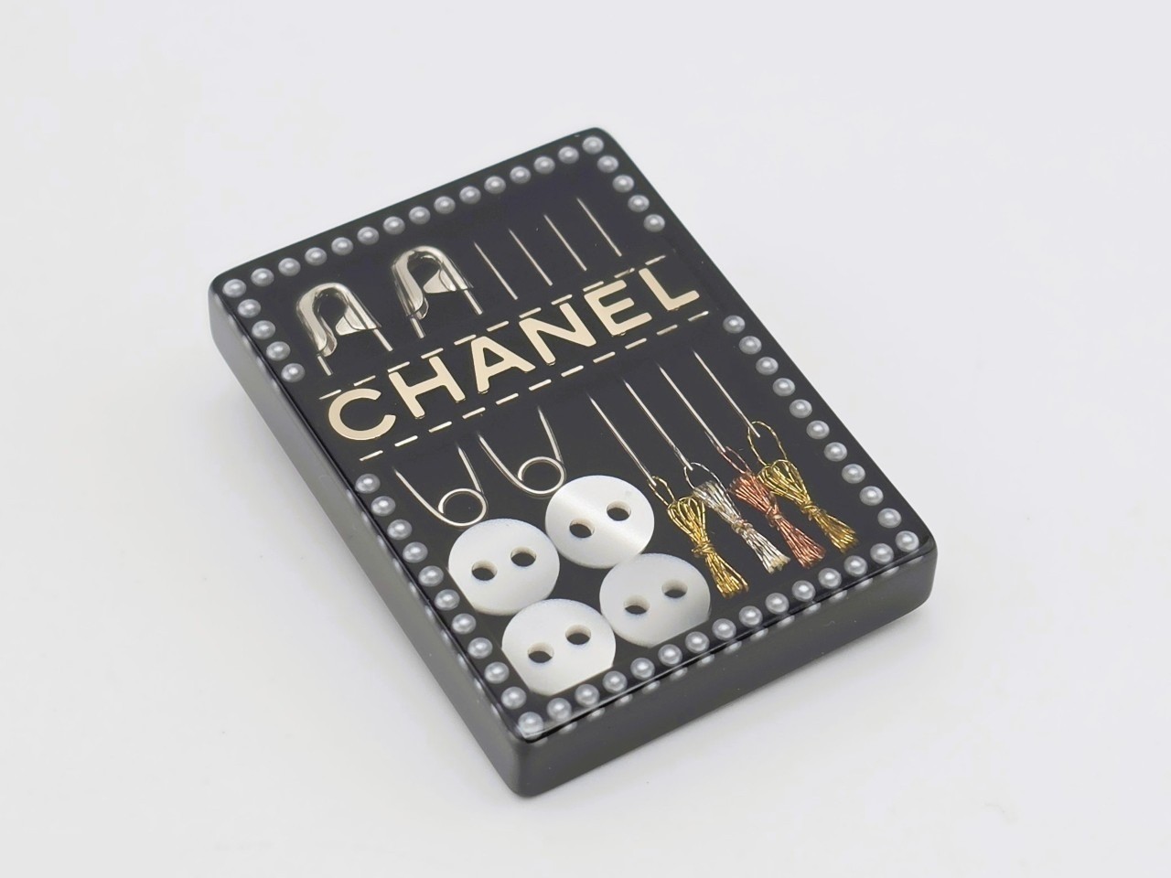 brooch — view 3