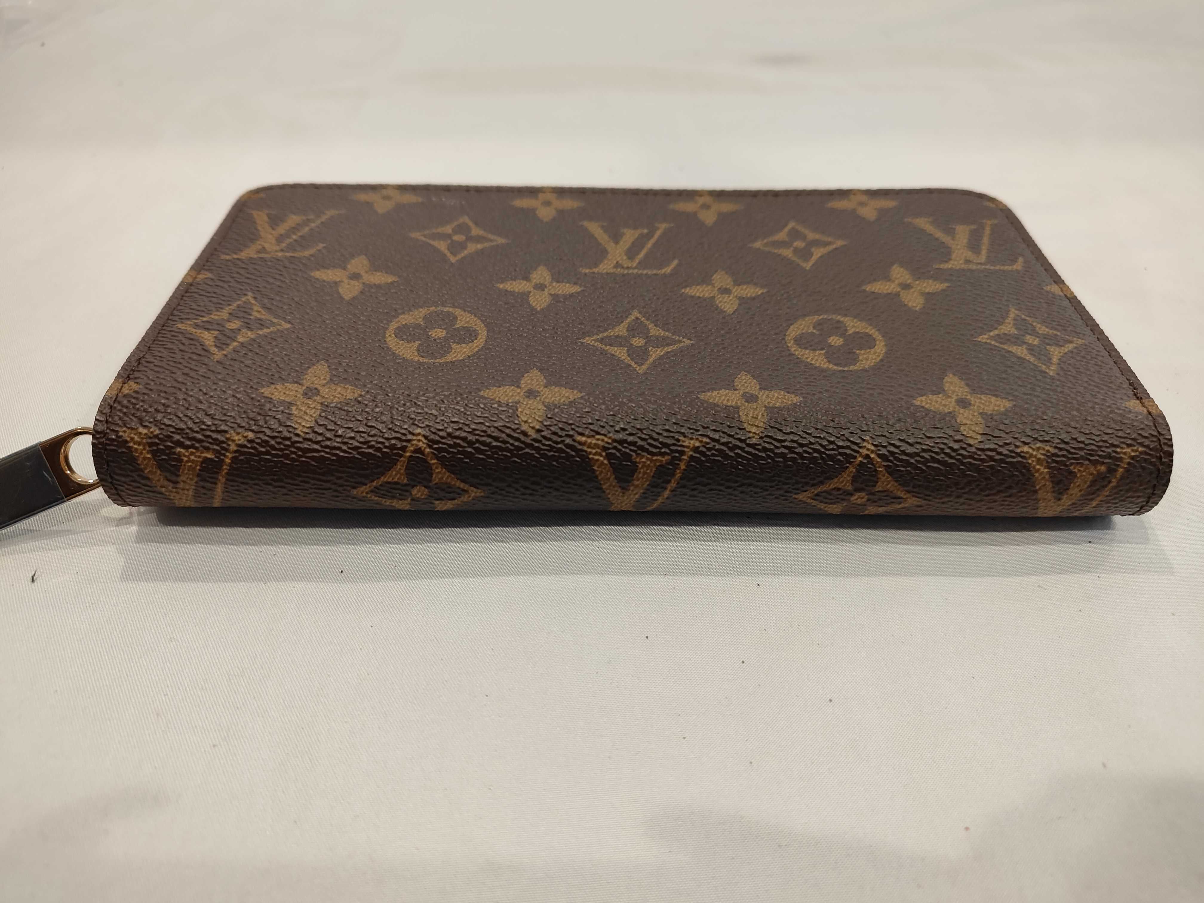 Monogram Louis Vuitton Zippy Wallet with dust bag and box. — view 3